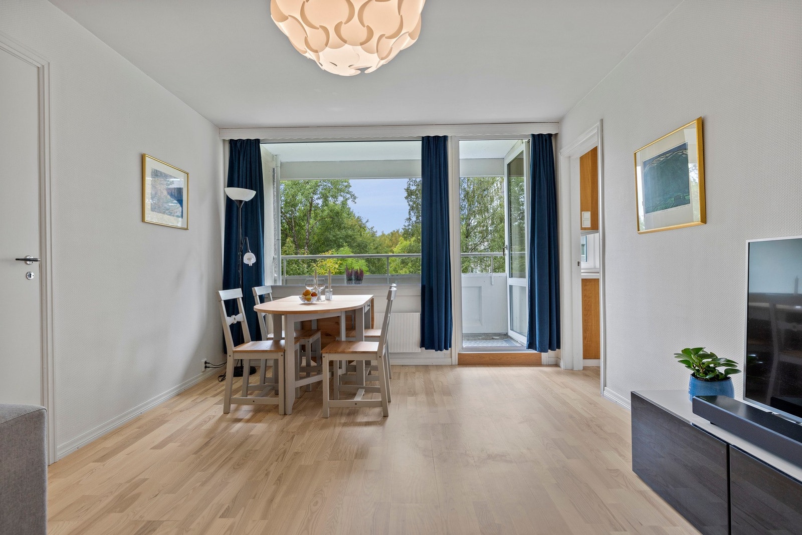 Her kan du enkelt innrede med både sofagruppe og spiseplass, noe som gjør rommet praktisk for både hverdag og samlinger Galleribilde