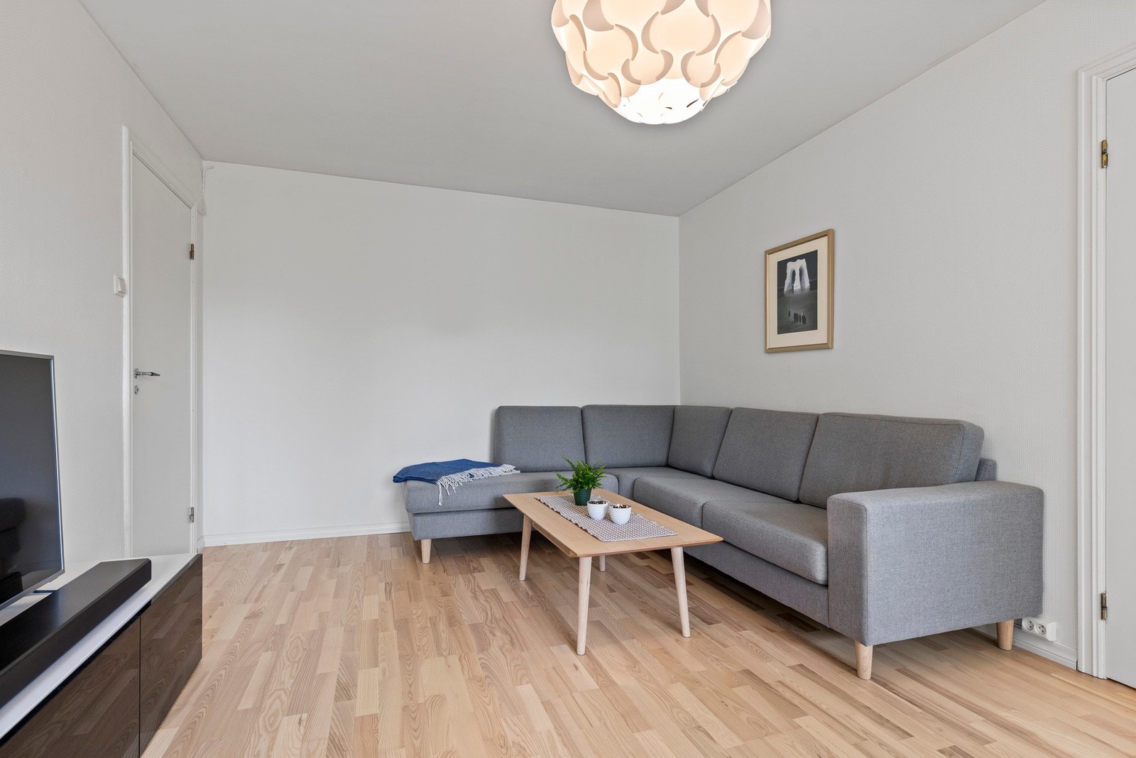 Vegger og gulv har nøytrale overflater som gir et godt utgangspunkt for personlig innredning Galleribilde