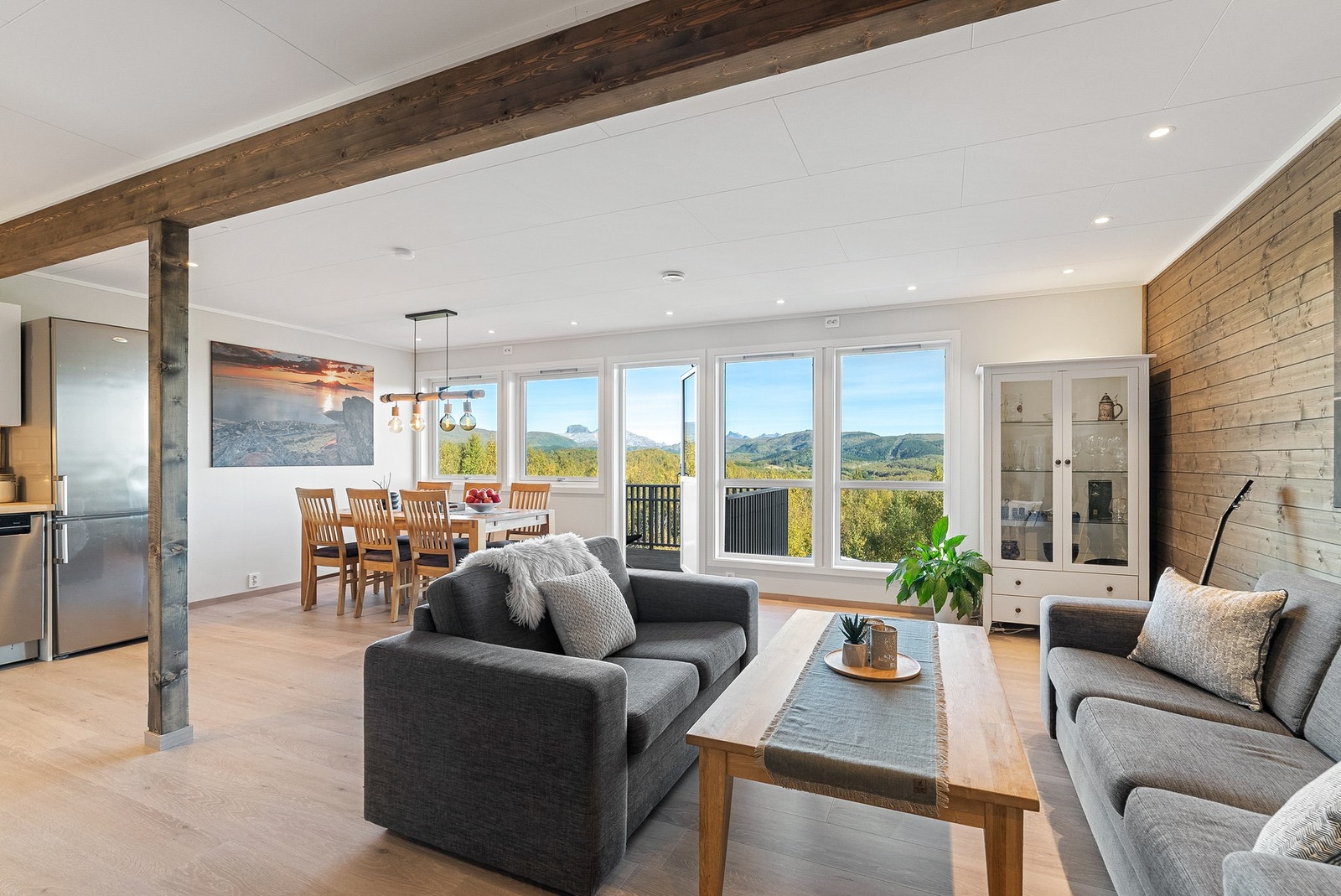 Store vindusflater slipper inn godt med naturlig lys, og man kan nyte en praktfull utsikt Galleribilde