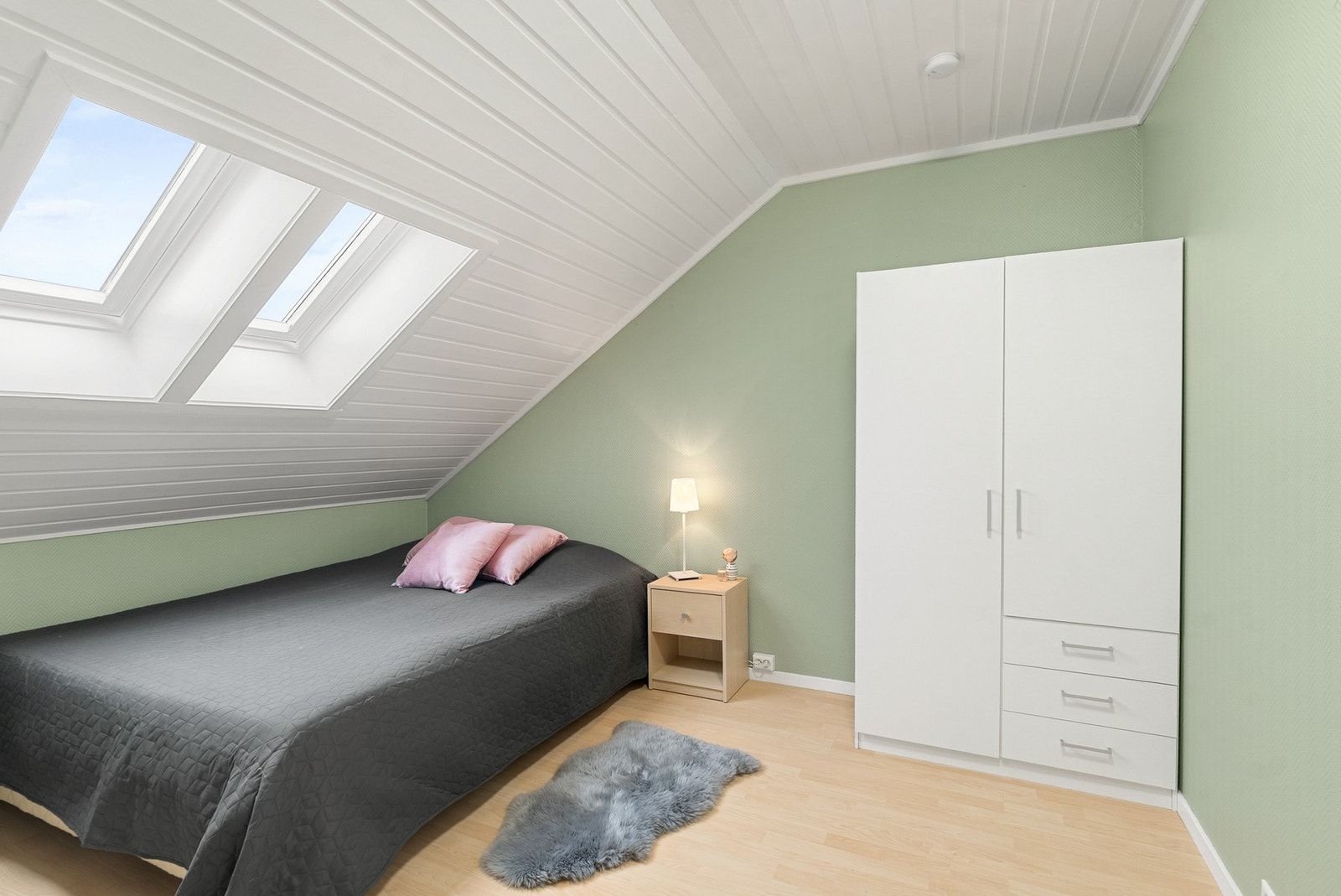 Soverom nr. 3 i god størrelse, med garderobeskap Galleribilde