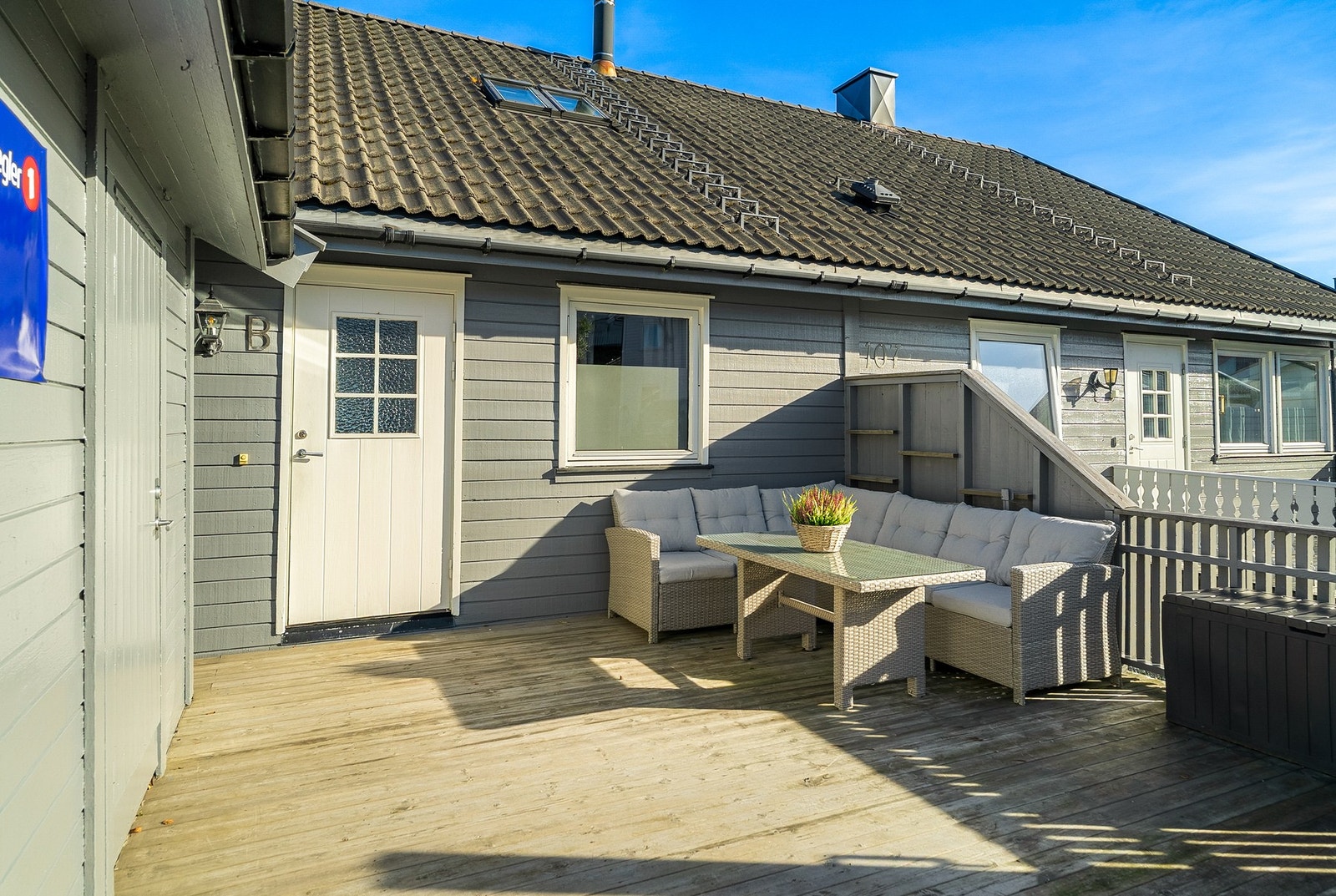 Inngjerdet terrasse i adkomst med adkomst til utebod på 9 kvm Galleribilde