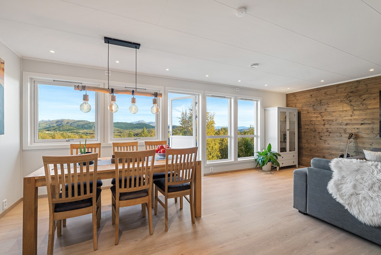 God plass til romslig spisestue for sosiale stunder. Galleribilde