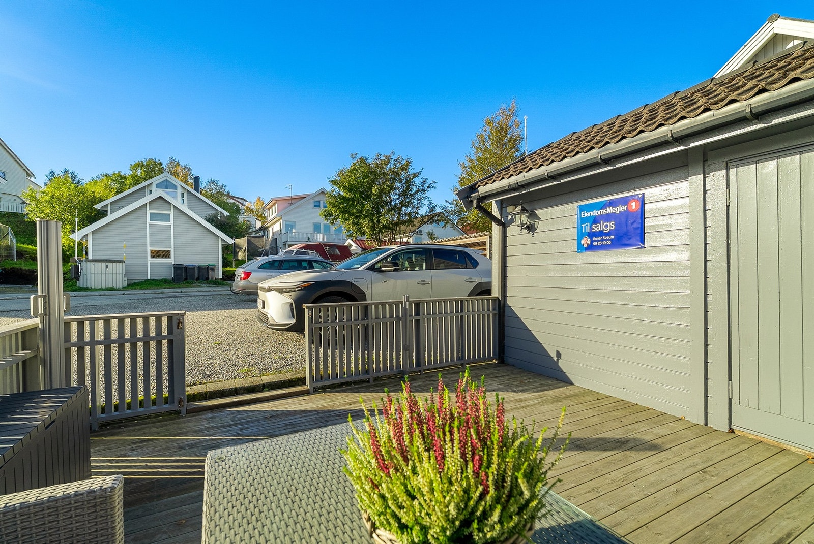 Inngjerdet terrasse i adkomst med adkomst til utebod på 9 kvm Galleribilde