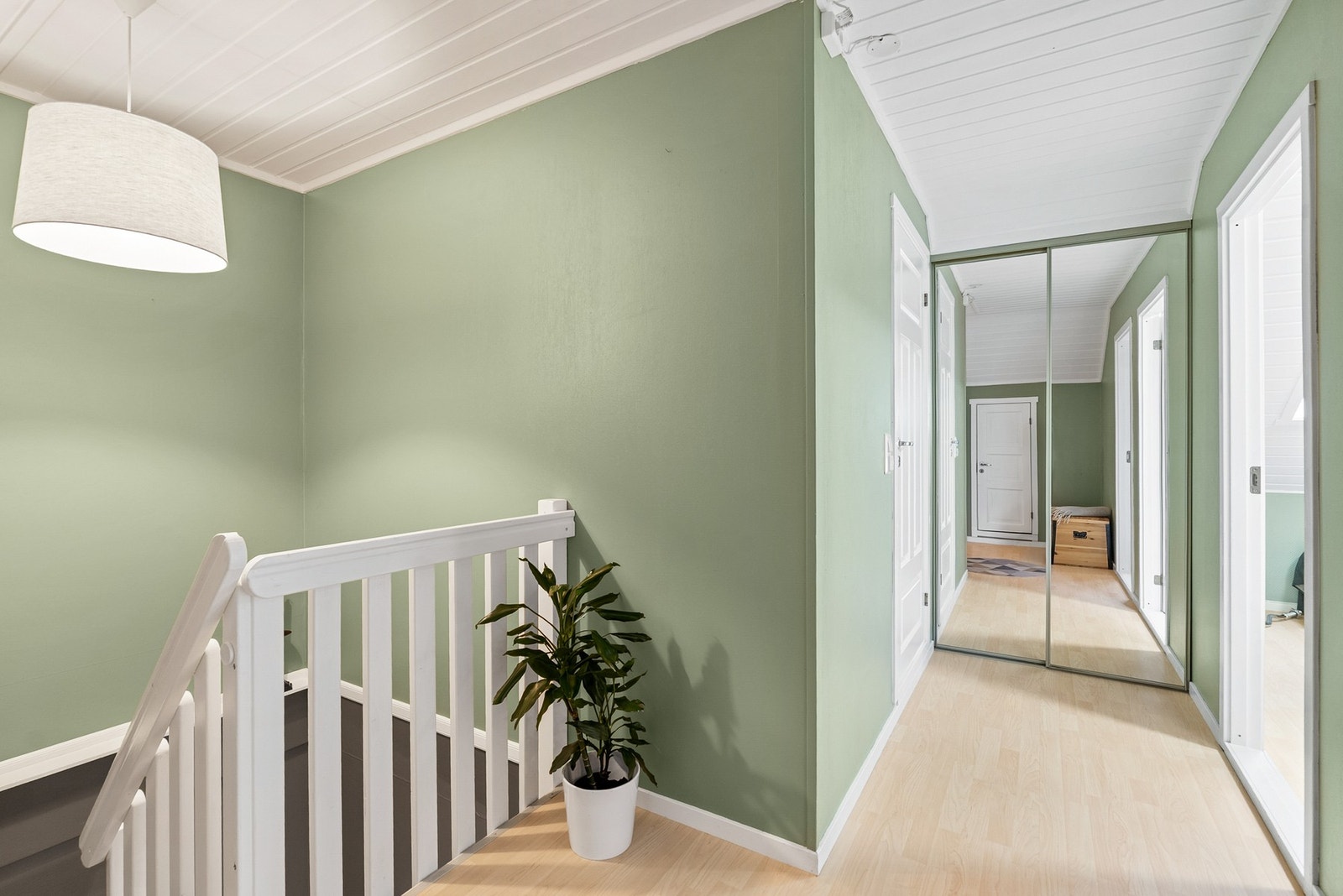 Trapperom med praktisk skyvedørsgarderobe. Galleribilde