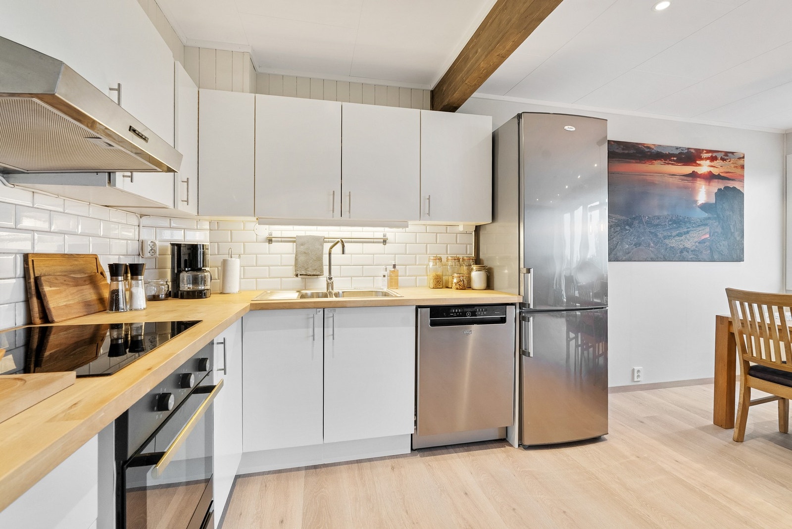 Lyst og flott kjøkken - Utstyrt med integrert induksjonstopp og stekeovn - Opplegg for oppvaskmaskin Galleribilde