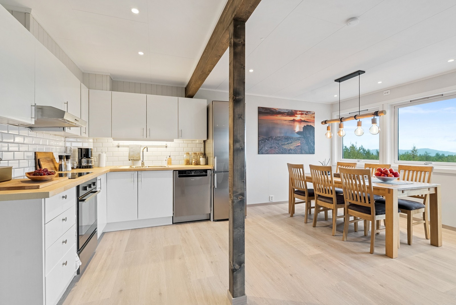 Kjøkkenet er godt utbygd med god skap- og benkeplass. Galleribilde