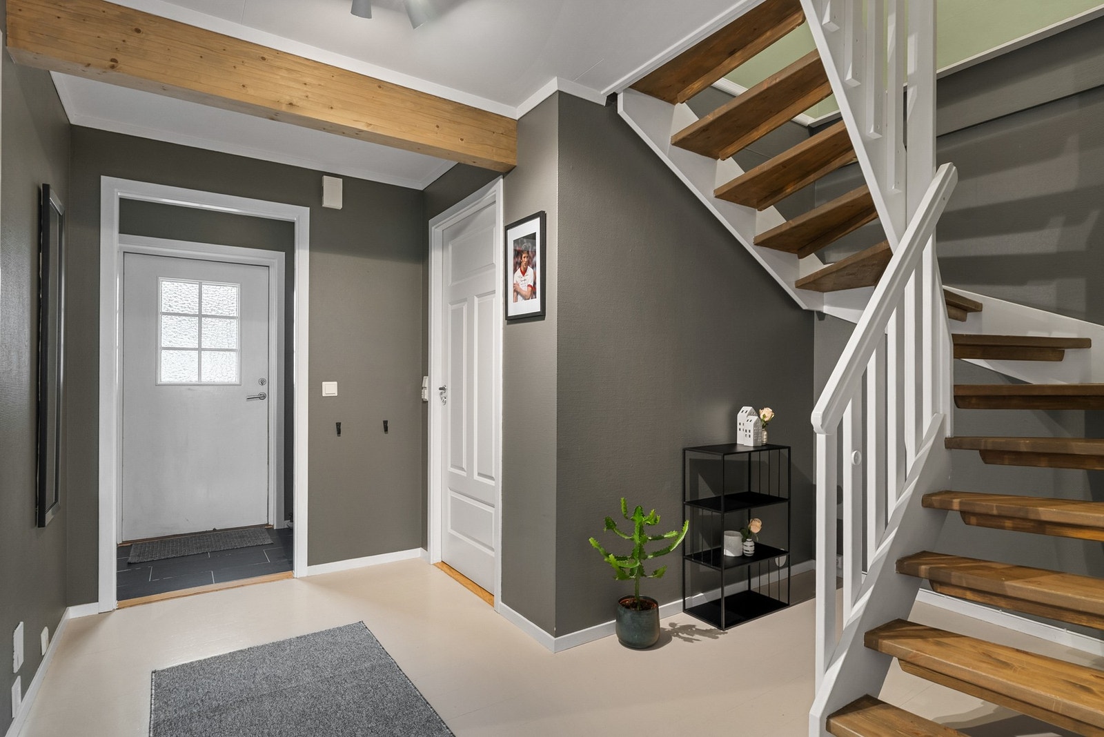 Gang/trapperom - Her er det adkomst til bad/vaskerom, soverom og stue/kjøkken Galleribilde