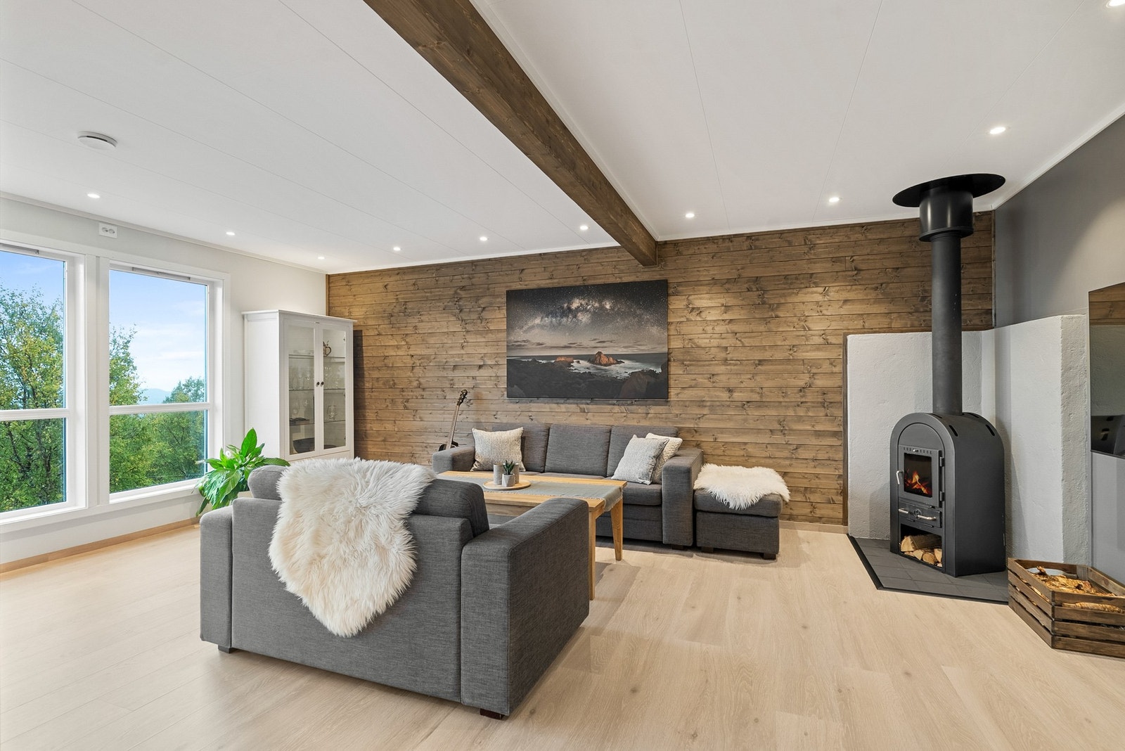 Det er vedovn som gir ekstra varme og kos på kalde dager - Varme i gulv Galleribilde