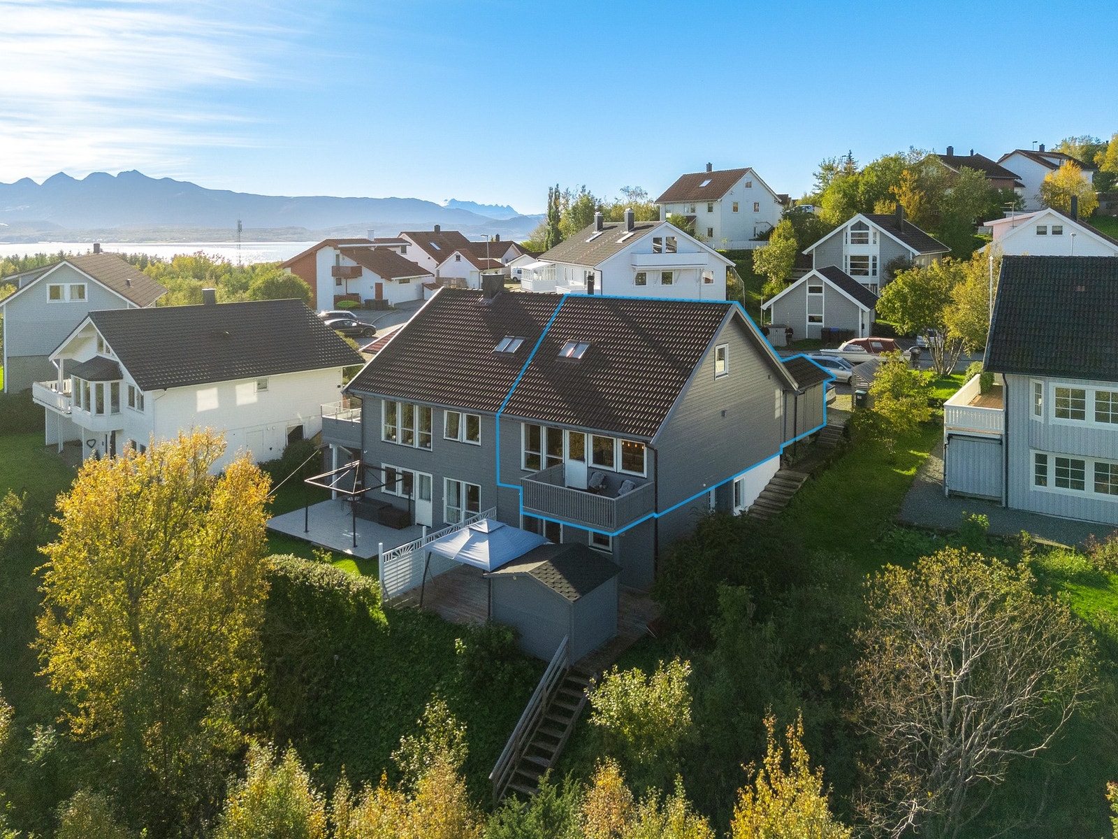 Leiligheten går over to etasjer - 1.etg + loft - Malt utvendig i 2024 Galleribilde