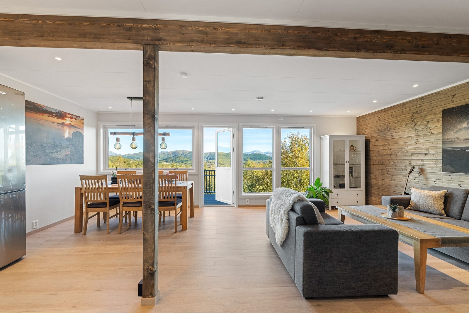 Lys og innbydende stue med god plass til både sitte- og spisegruppe Galleribilde