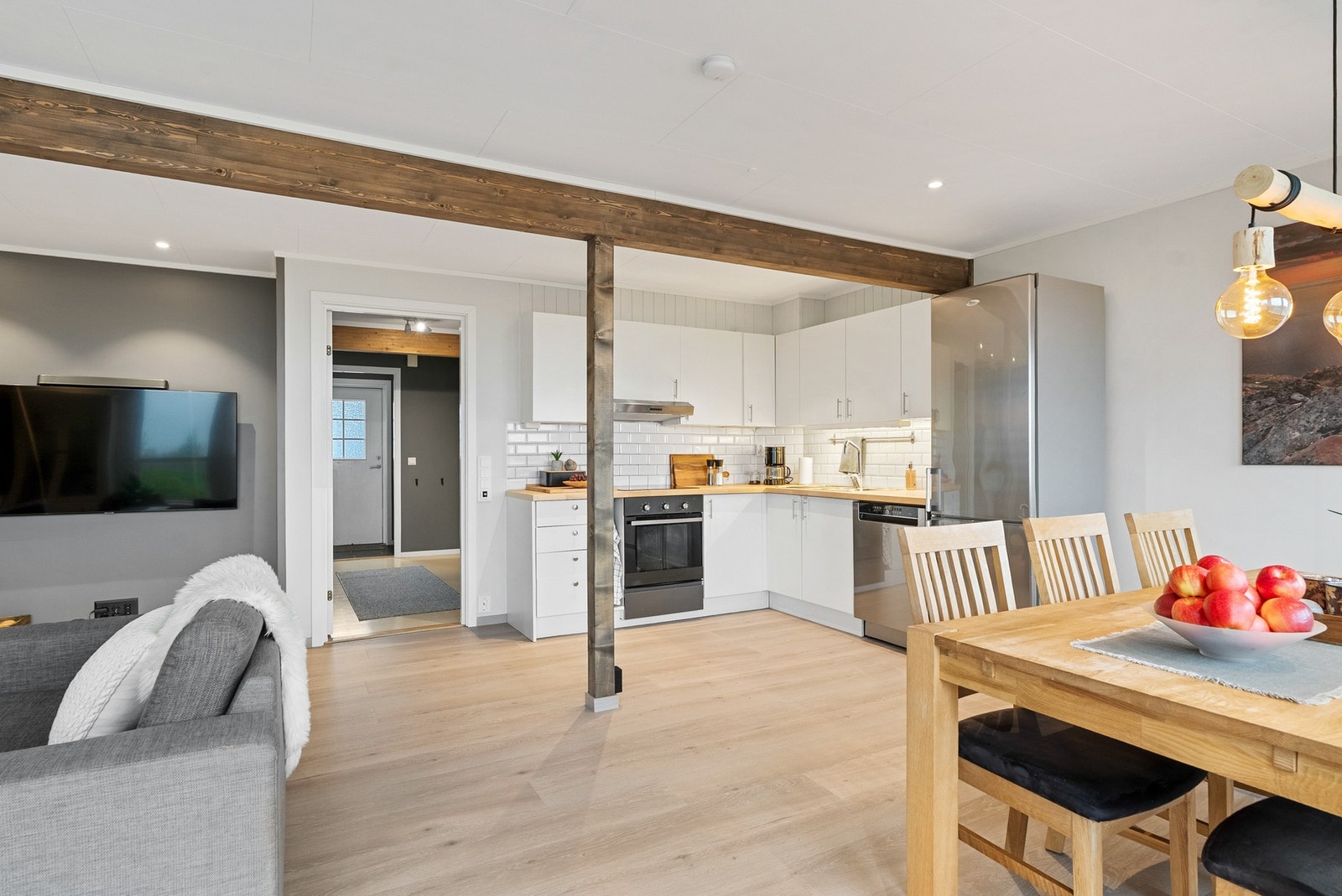 Åpen løsning mellom stue og kjøkken Galleribilde