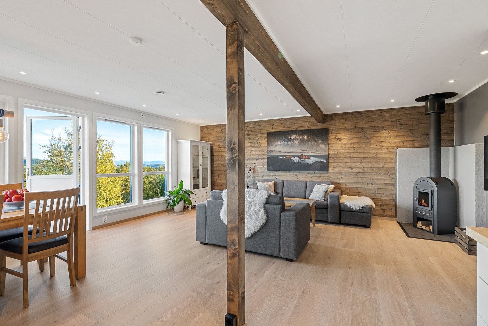 Åpen løsning mellom kjøkken og stue - Varme i gulv Galleribilde