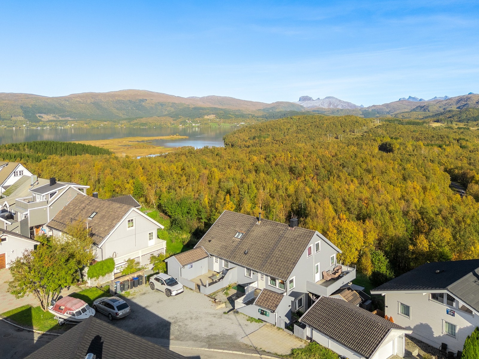 Fantastisk utsikt mot Soløyvannet, Steigtind, Saltenfjorden, omkringliggende fjell og skog. Galleribilde