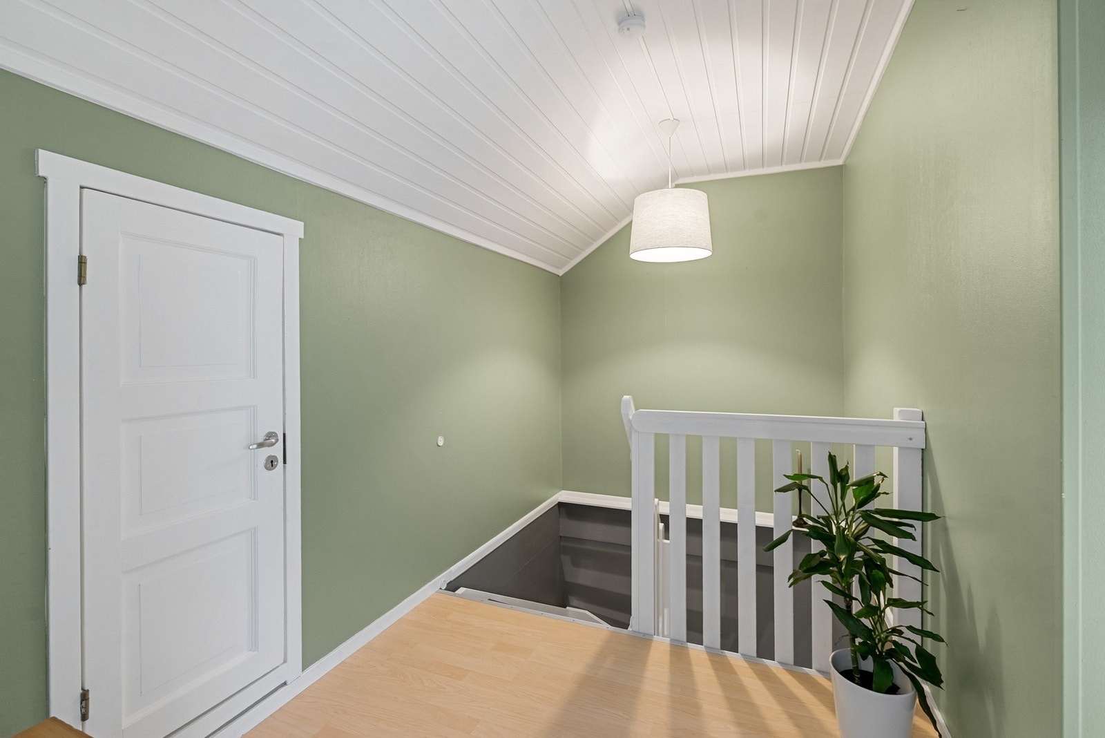 Trapperom loftetasje med adkomst til bod, bad og to soverom Galleribilde