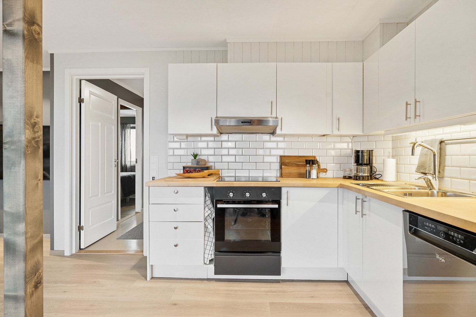 Lyst og flott kjøkken - Utstyrt med integrert induksjonstopp og stekeovn - Opplegg for oppvaskmaskin Galleribilde