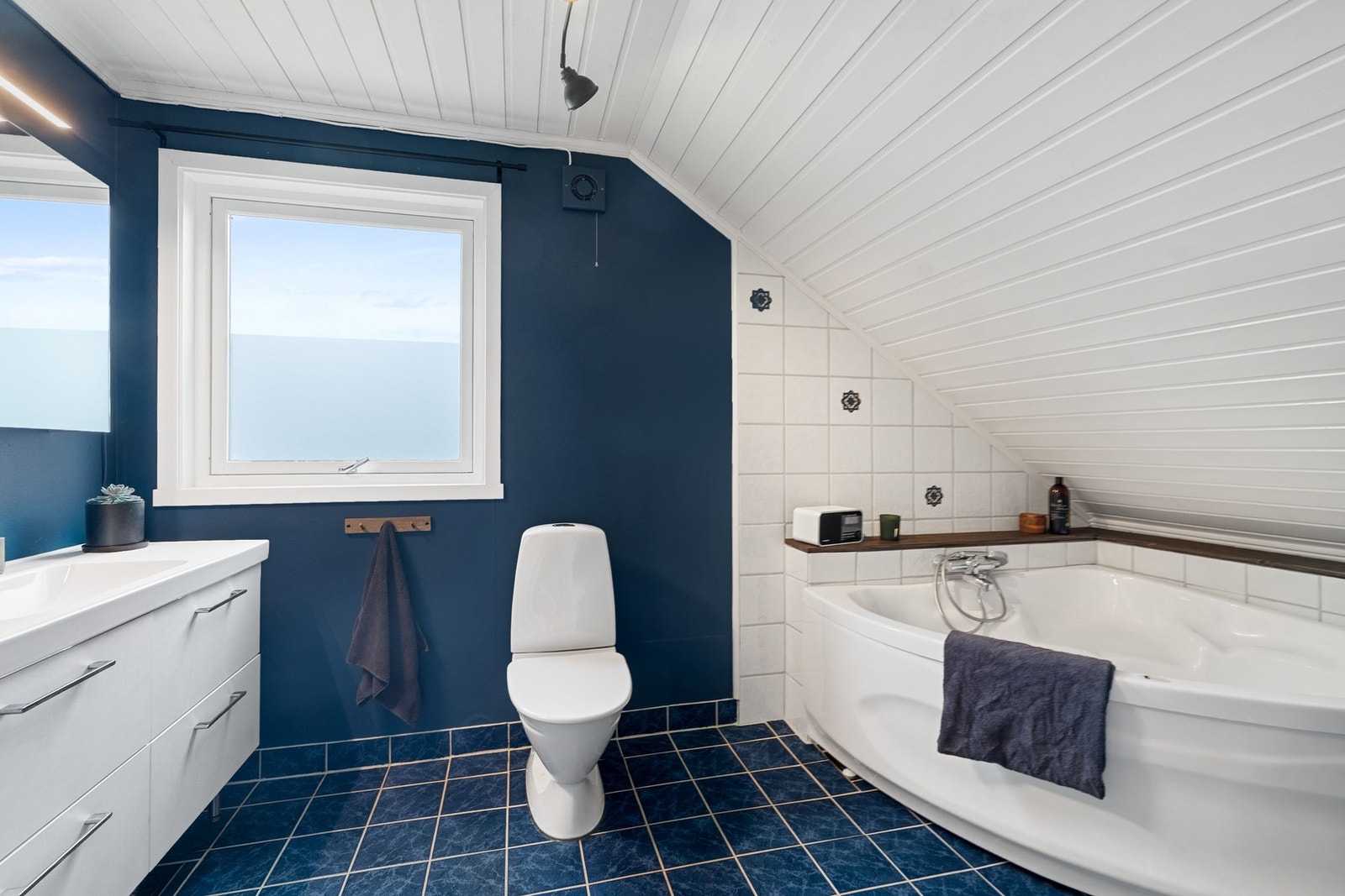 Flislagt bad med strie og fliser på vegger og varmekabler i gulvet. Galleribilde