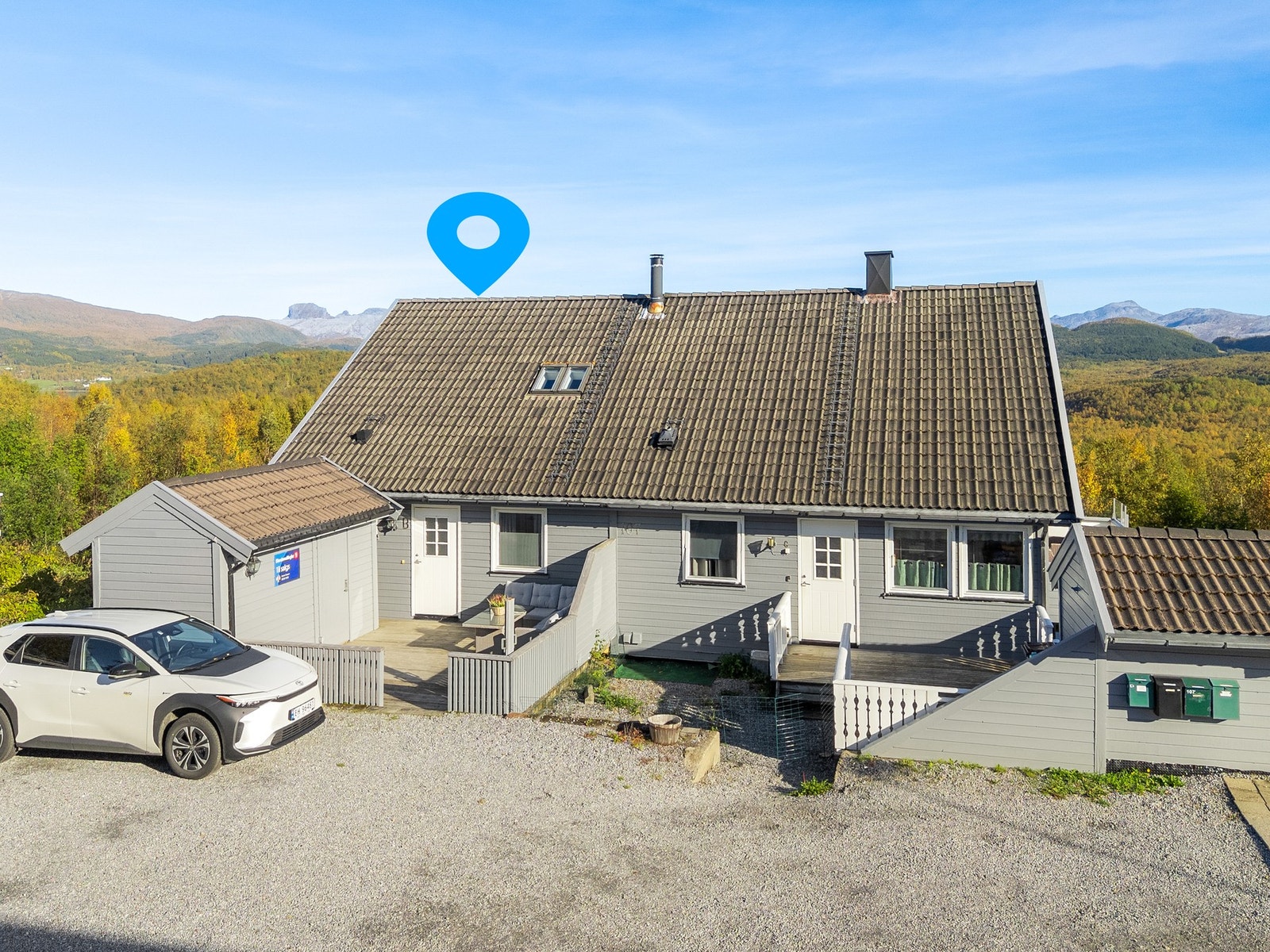 Fasade adkomst med biloppstillingsplass - Sameiet har to felles gjesteparkeringer Galleribilde