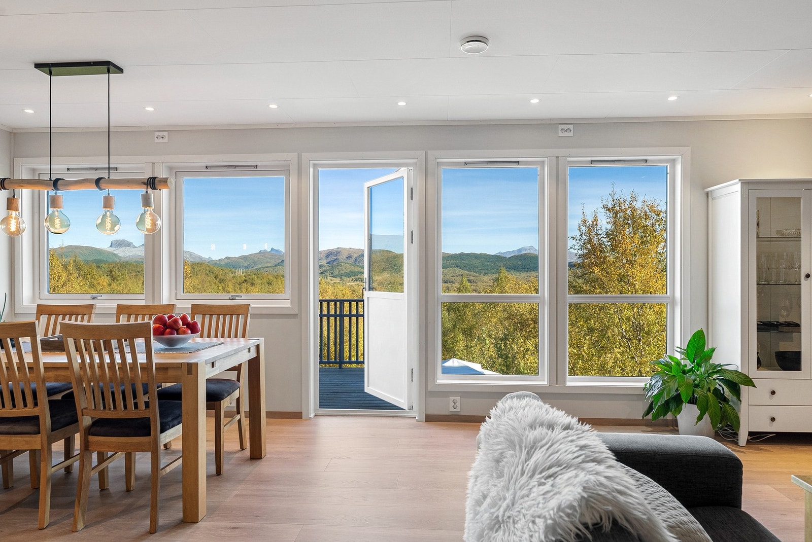 Fra stue er det utgang til balkong Galleribilde