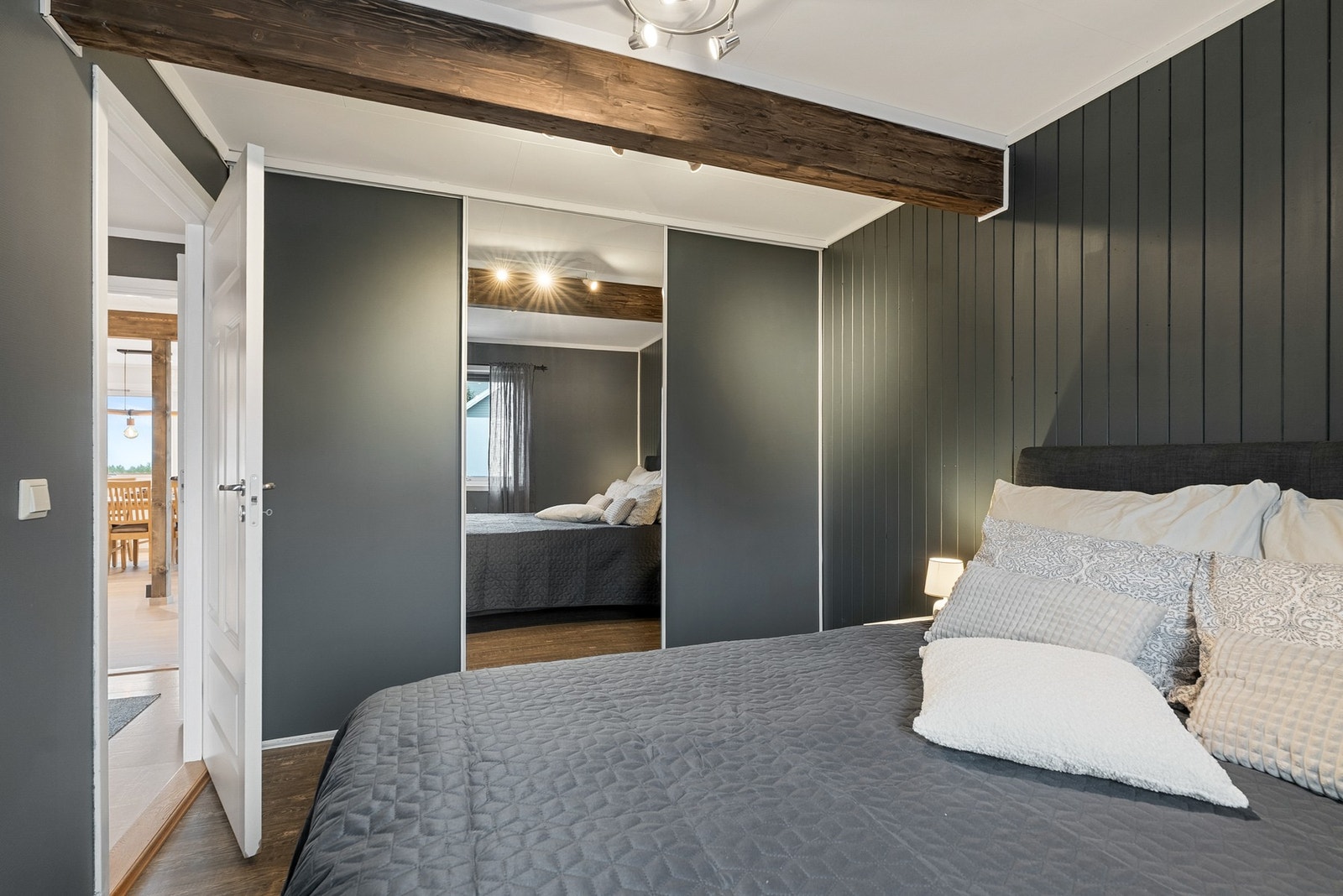 Stor skyvedørsgarderobe med god plass til klesoppbevaring. Galleribilde