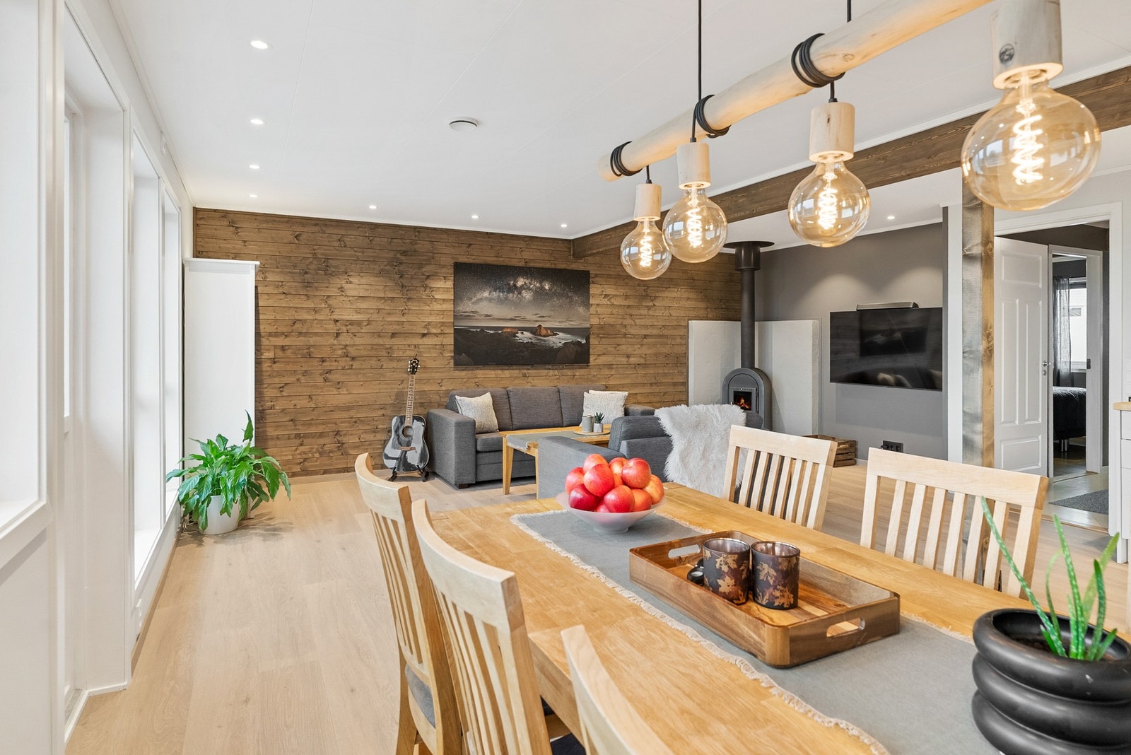 God plass til spisegruppe i tilknytning til kjøkken Galleribilde