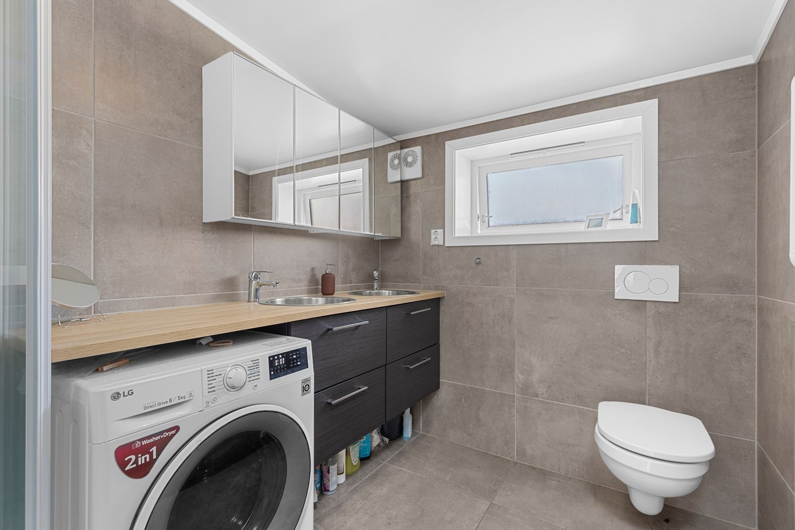 Lekkert oppgradert flislagt bad fra 2018 med gulvvarme. Det er innredet med servantskap og servant, veggmontert wc, dusjkabinett, opplegg for vaskemaskin, rørfordelingsskap og mekanisk avtrekk. Galleribilde