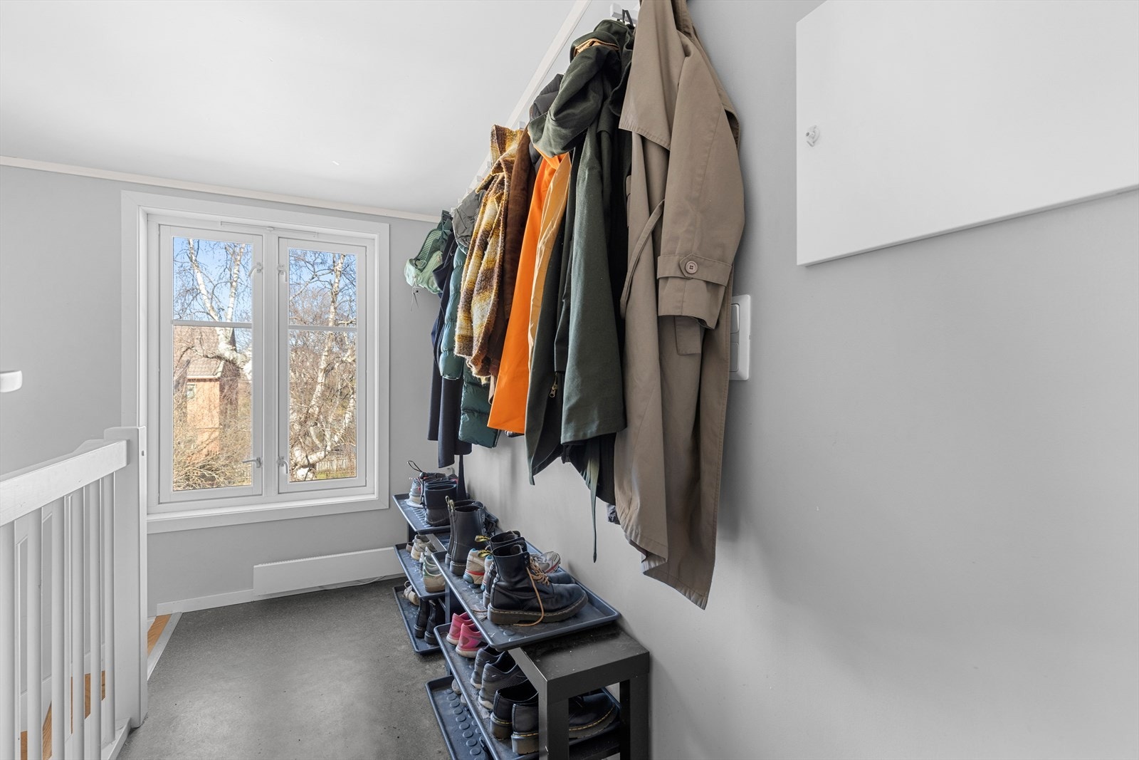 Begge etasjene har et eget inngangsparti i felles trappeoppgang. Galleribilde