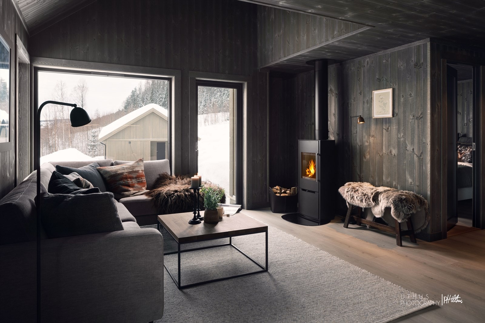 Stue med ekstra god takhøyde, og en varmende peisovn som luner i vinternatta. Galleribilde