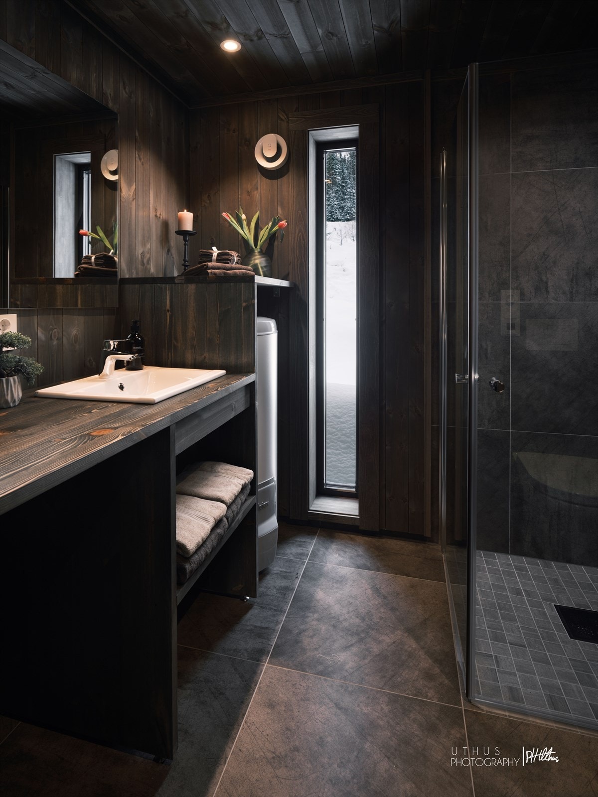 Delikat flislagt bad med downlights og varmekabler. Galleribilde