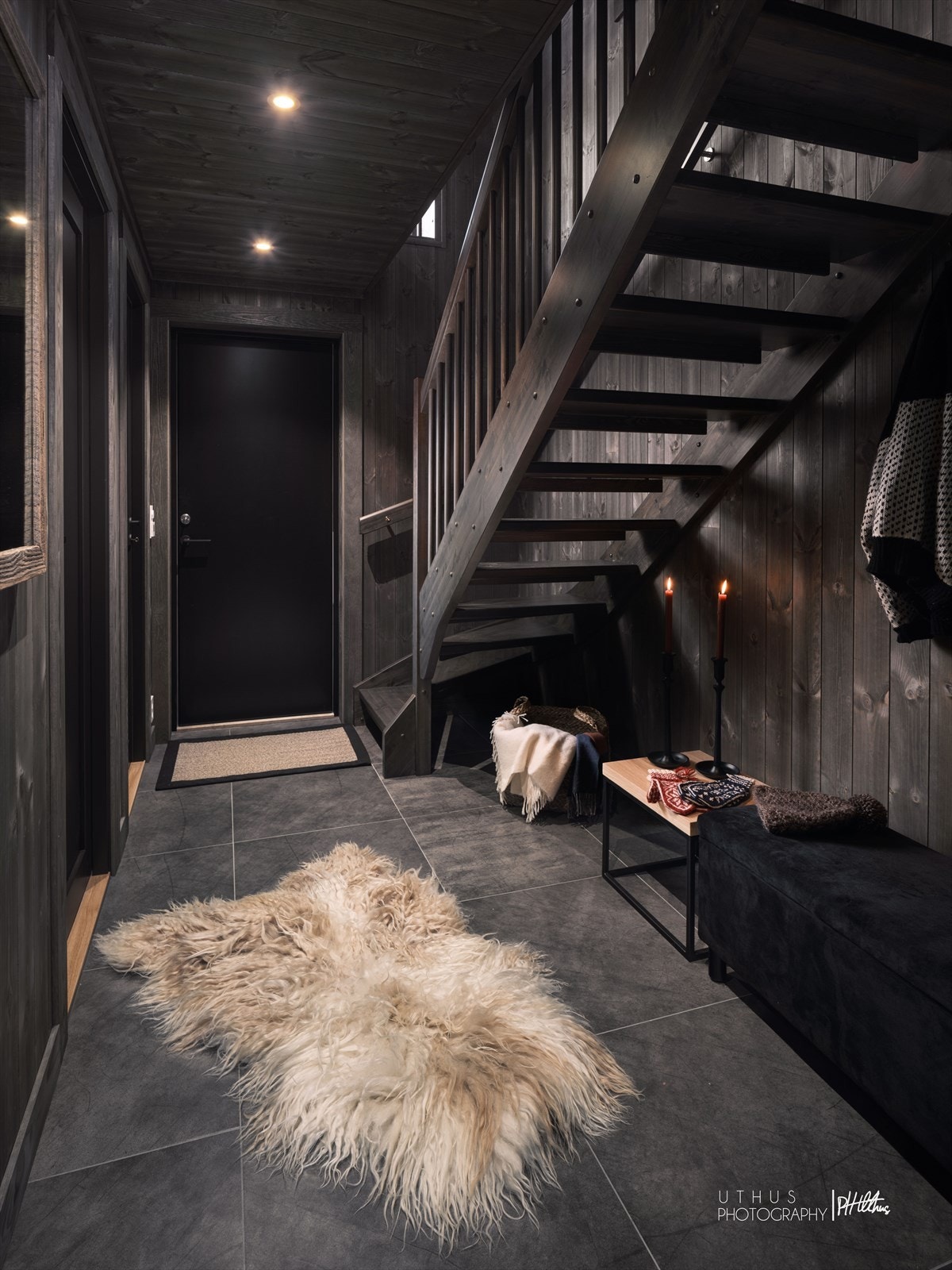 I gangen og på badet finner du behagelige downlights. Badet og den romslige gangen leveres med flislagte gulv med varmekabler. Galleribilde