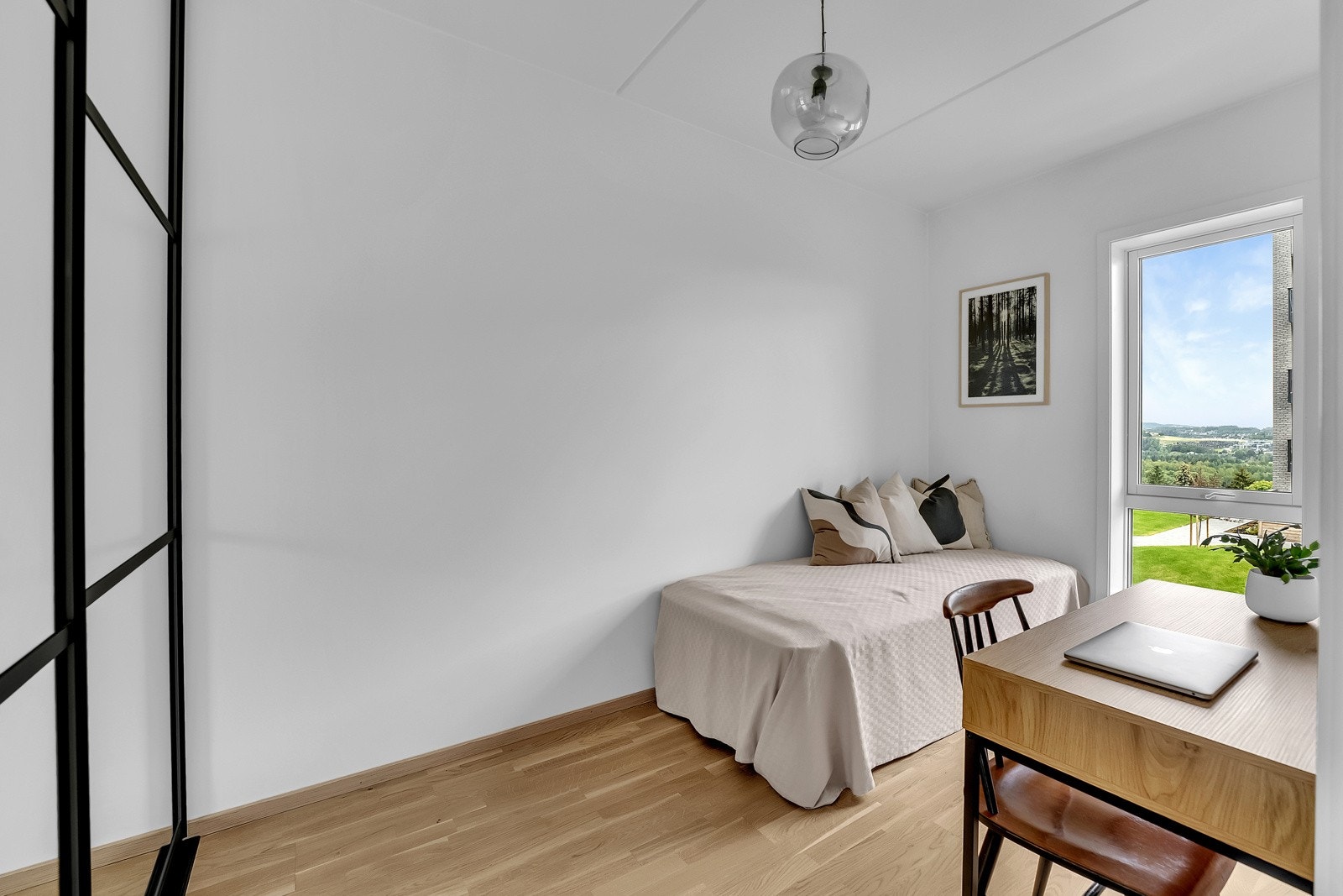 Soverom nr. 2 er romslig og har plass til stor seng, nattbord og klesskap. Galleribilde