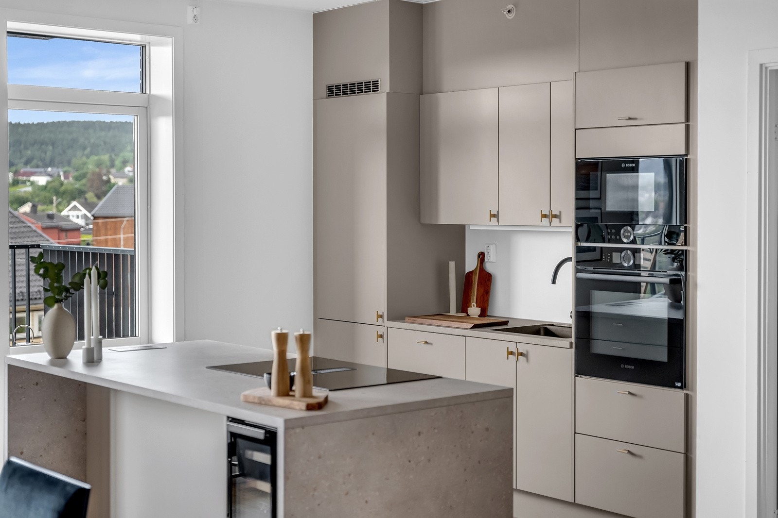 Kjøkkenet er moderne og holder en høy standard. Platetopp med intergrert avtrekksvifte. Galleribilde