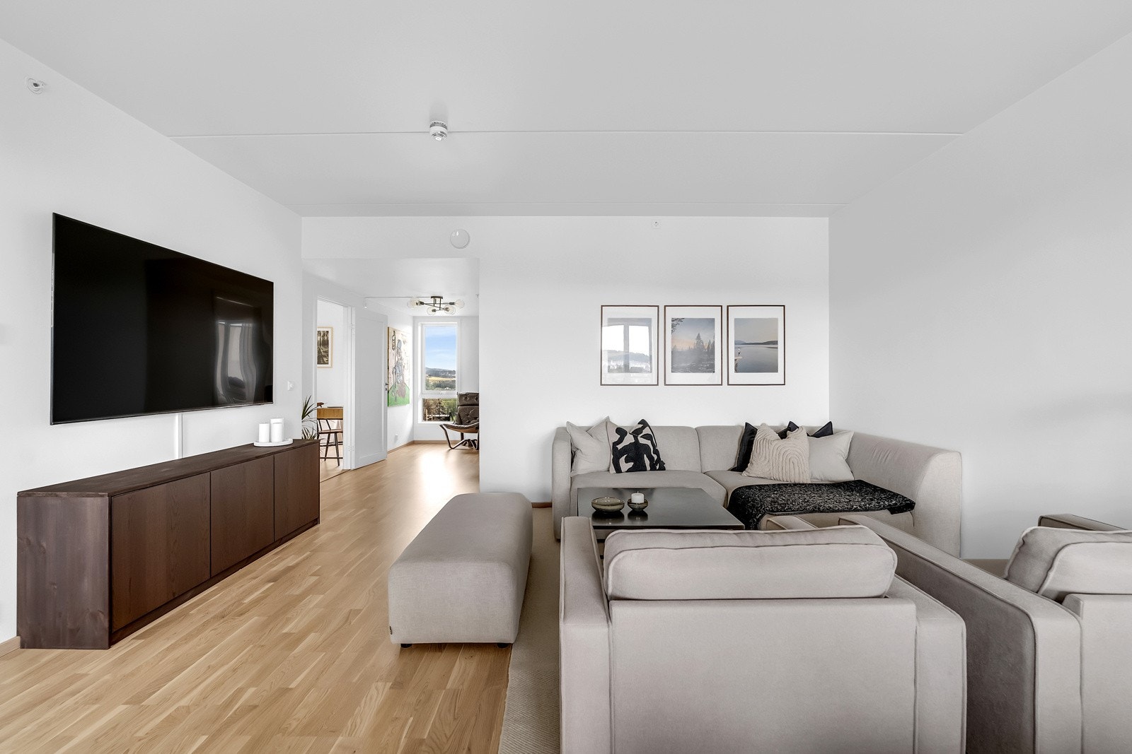 Det er plass til å innrede med en stor sofa og tilhørende møblement slik som stuebord, tv- og benk. Galleribilde