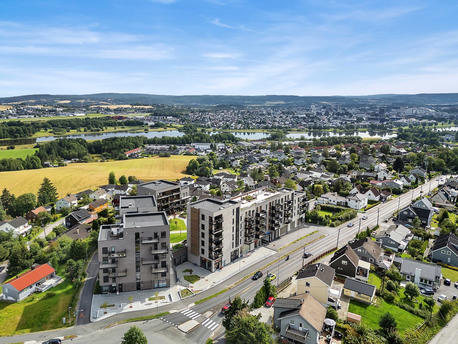 I nærmiljøet finnes flere kunstgressbaner, lekeplasser, idrettshall, svømmehall, skateramp, alpinanlegg, golfbane og treningssentre som gjør området til et attraktivt sted å bosette seg. Galleribilde