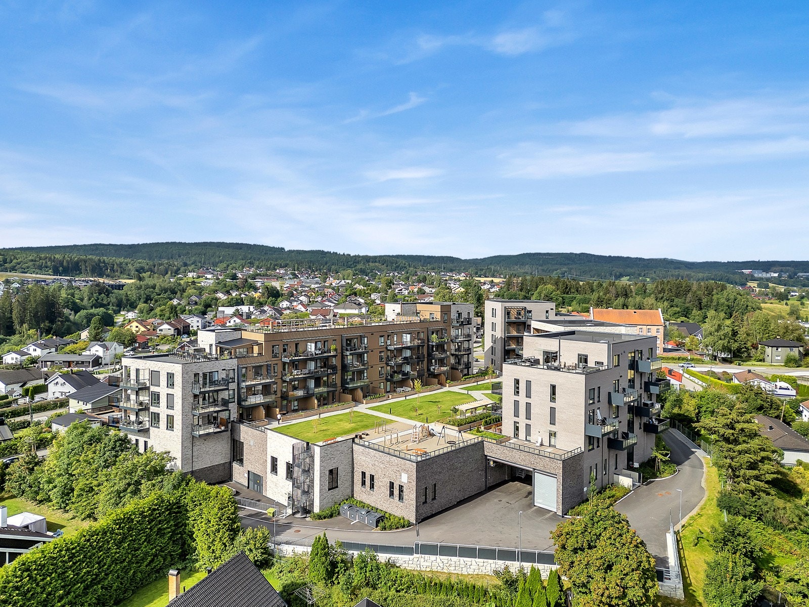 Det er trygg gangavstand til skoler, flere barnehager, flotte rekreasjonsområder og et rikt utvalg av fasiliteter og servicetilbud. Galleribilde