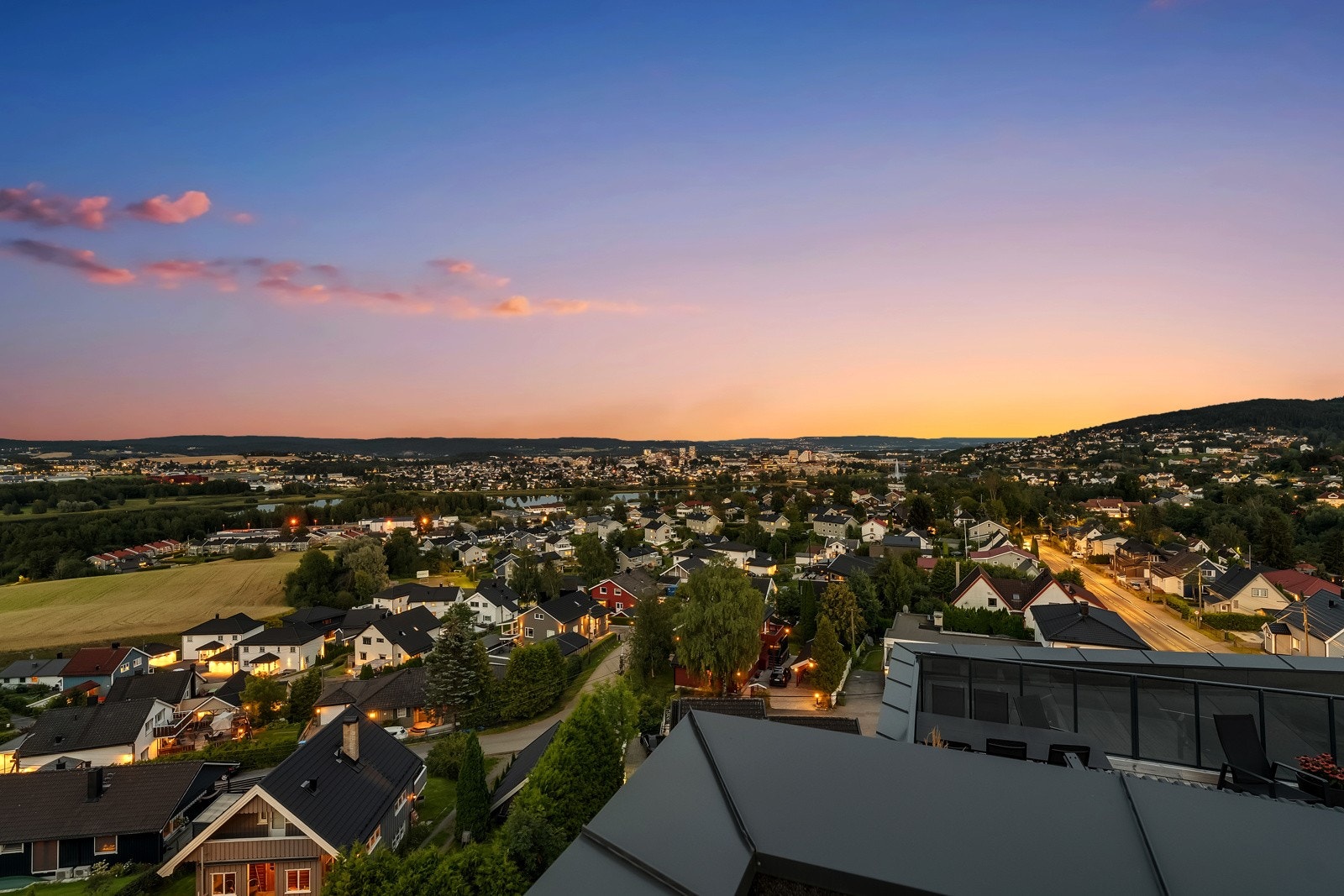 Eiendommen ligger sentralt plassert på toppen av Skjetten, i et populært og meget familievennlig boligområde. Galleribilde