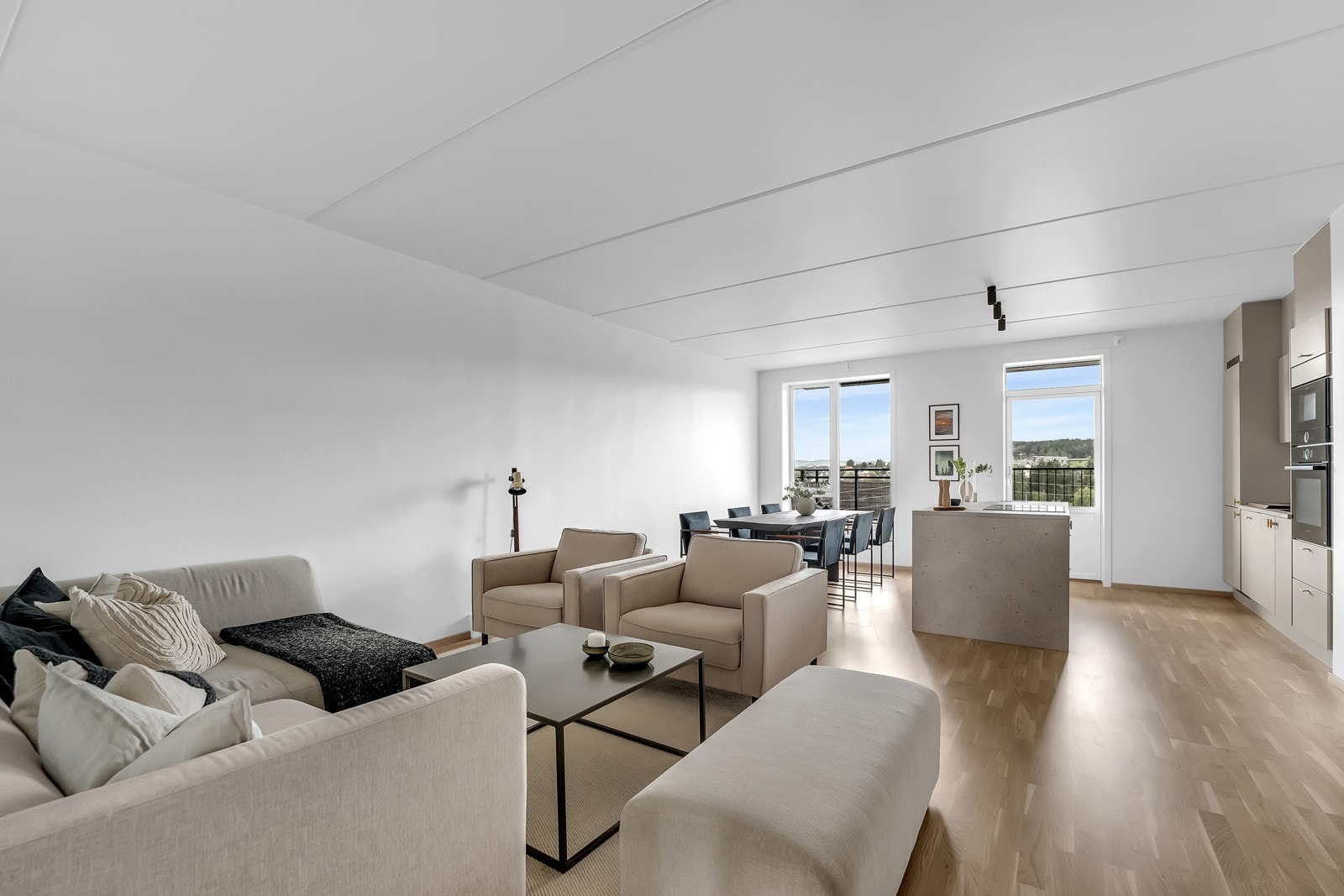 De store vindusflatene bringer rikelig med naturlig lys inn i boligen. Det er elektrisk persienner på stuevindu. Galleribilde