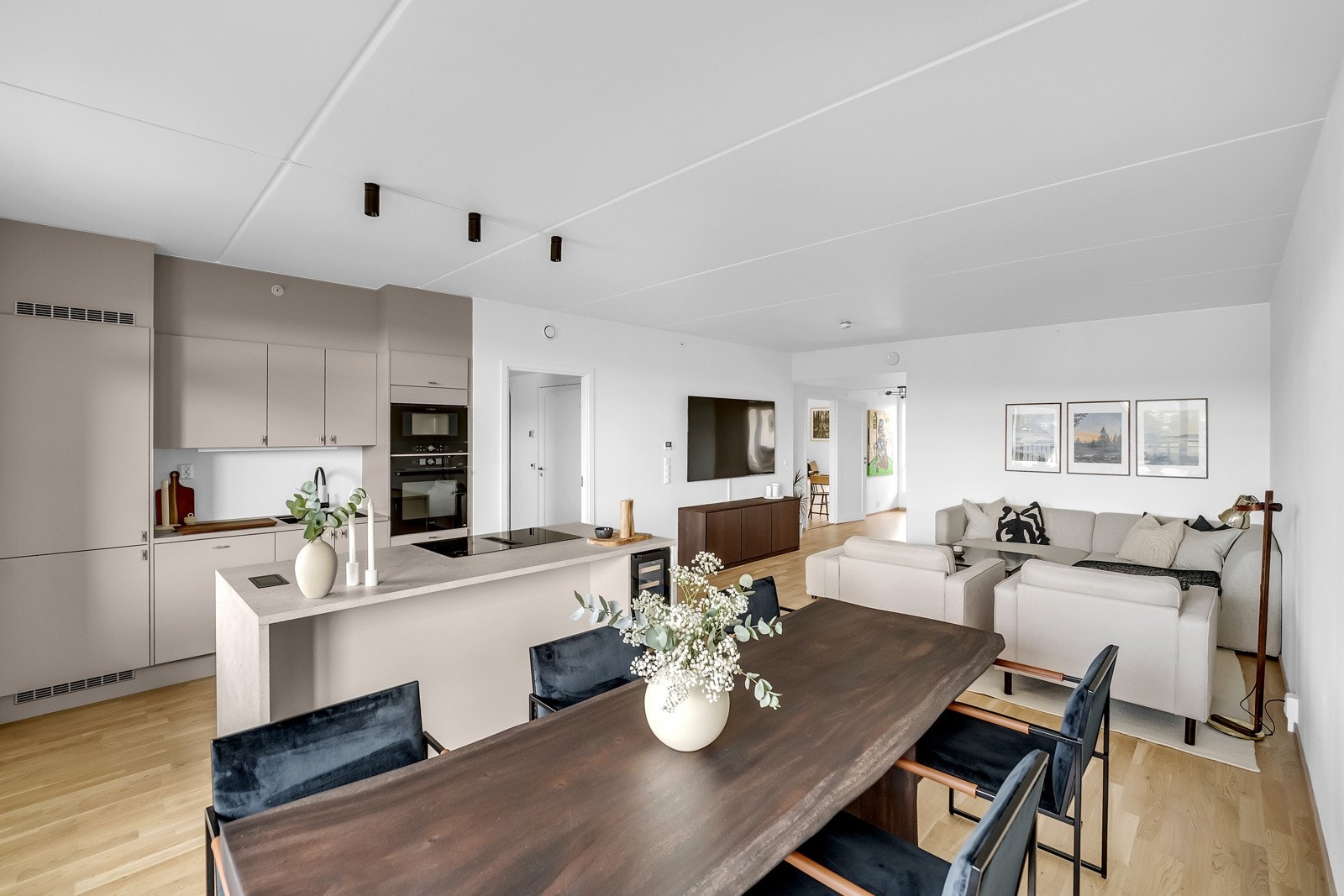 Inne i leiligheten finner du en stor stue som ligger i åpen løsning med kjøkkenet. Galleribilde