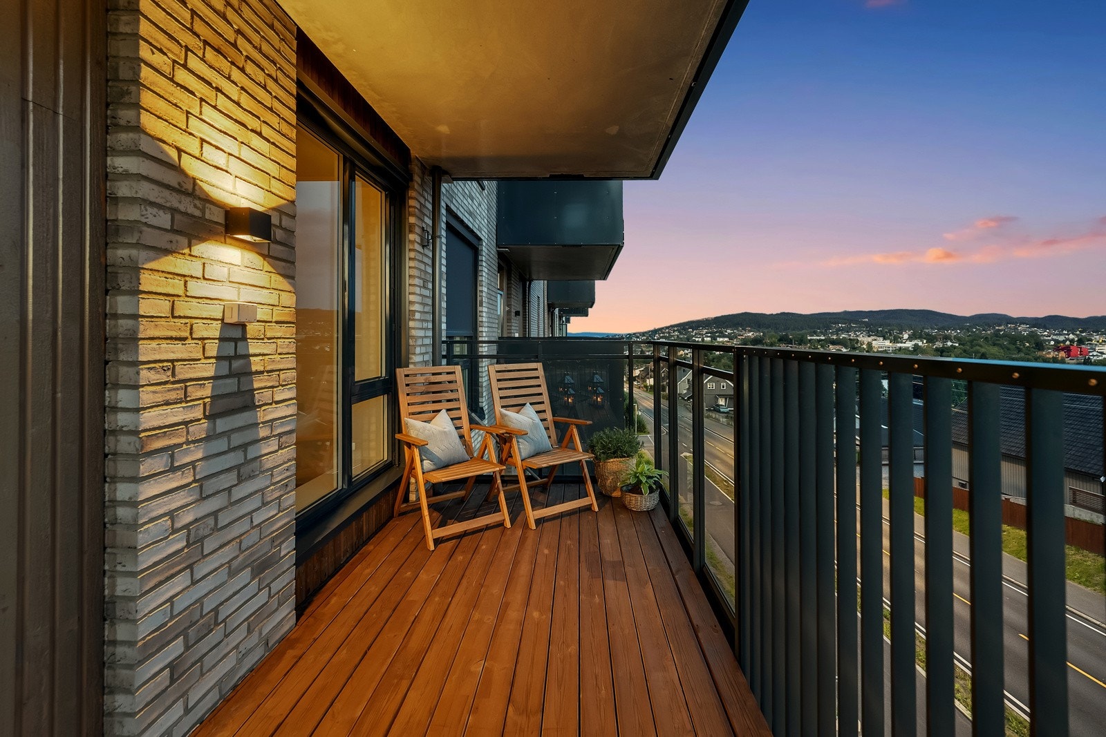 Her kan du nyte all slags vær under den overbyggede balkongen. Galleribilde