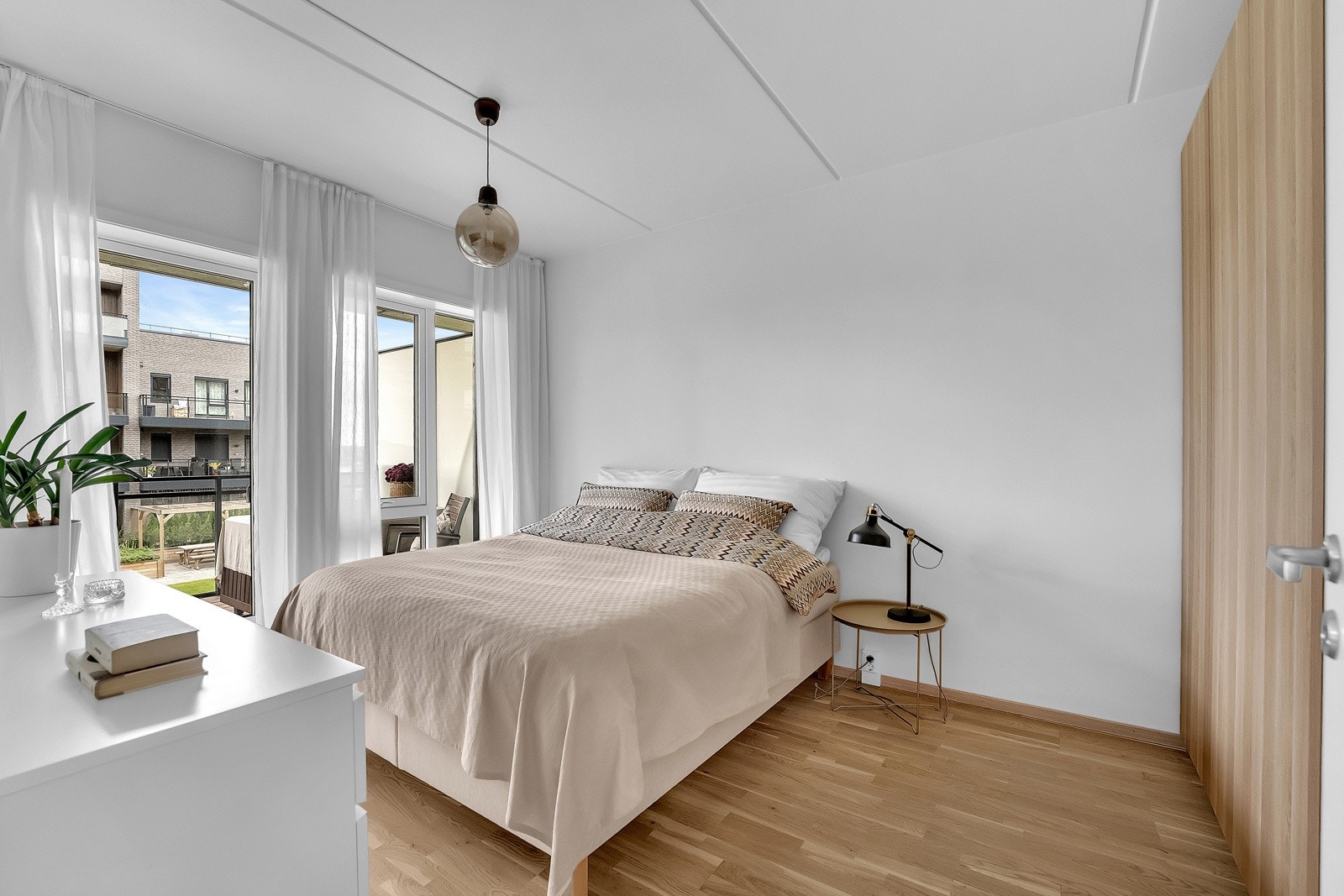 Hovedsoverommet er romslig og har plass til stor seng, nattbord og garderobeskap. Galleribilde