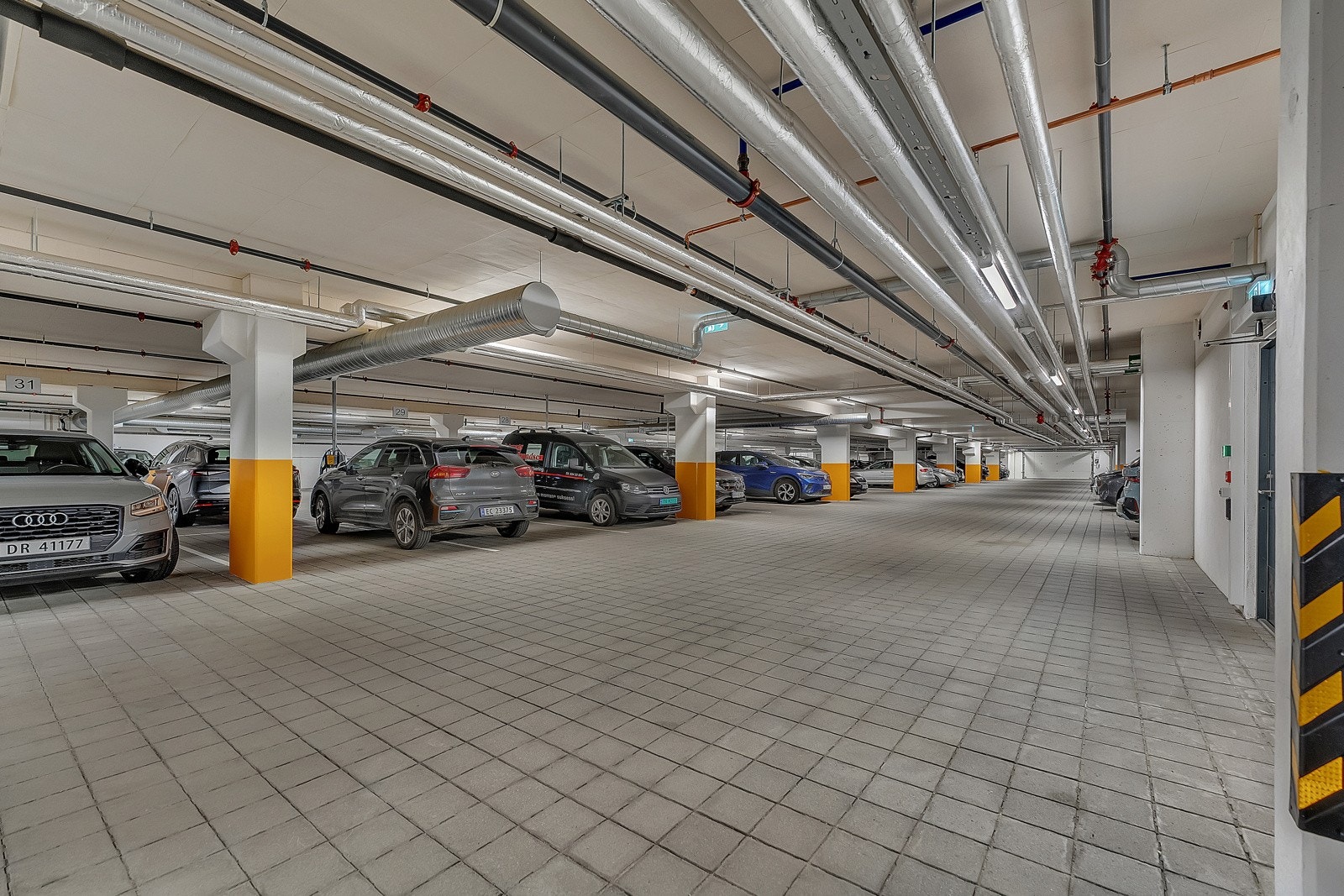 Leiligheten har to parkeringsplasser i felles garasjekjeller. Galleribilde