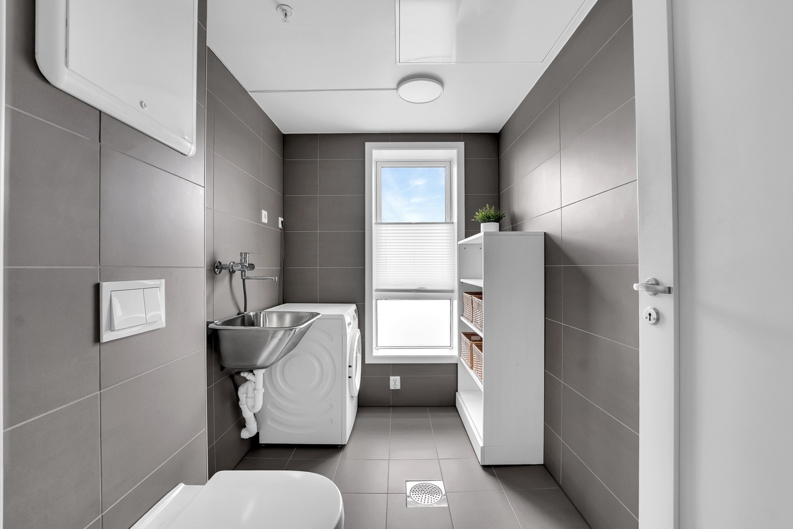 Bad nr. 2 har moderne fliser og opplegg for vaskemaskin. Galleribilde