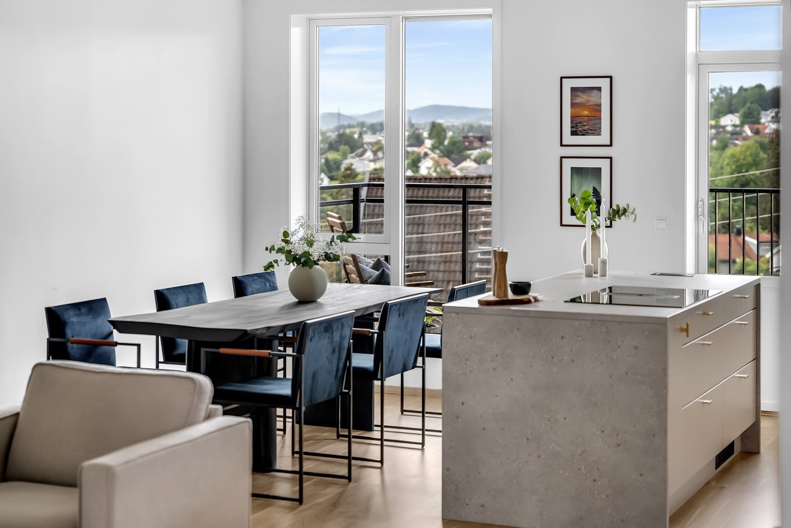 Kjøkkenøyen er perfekt å ha dersom du skal servere gjester eller trenger ekstra arbeidsflater. Galleribilde