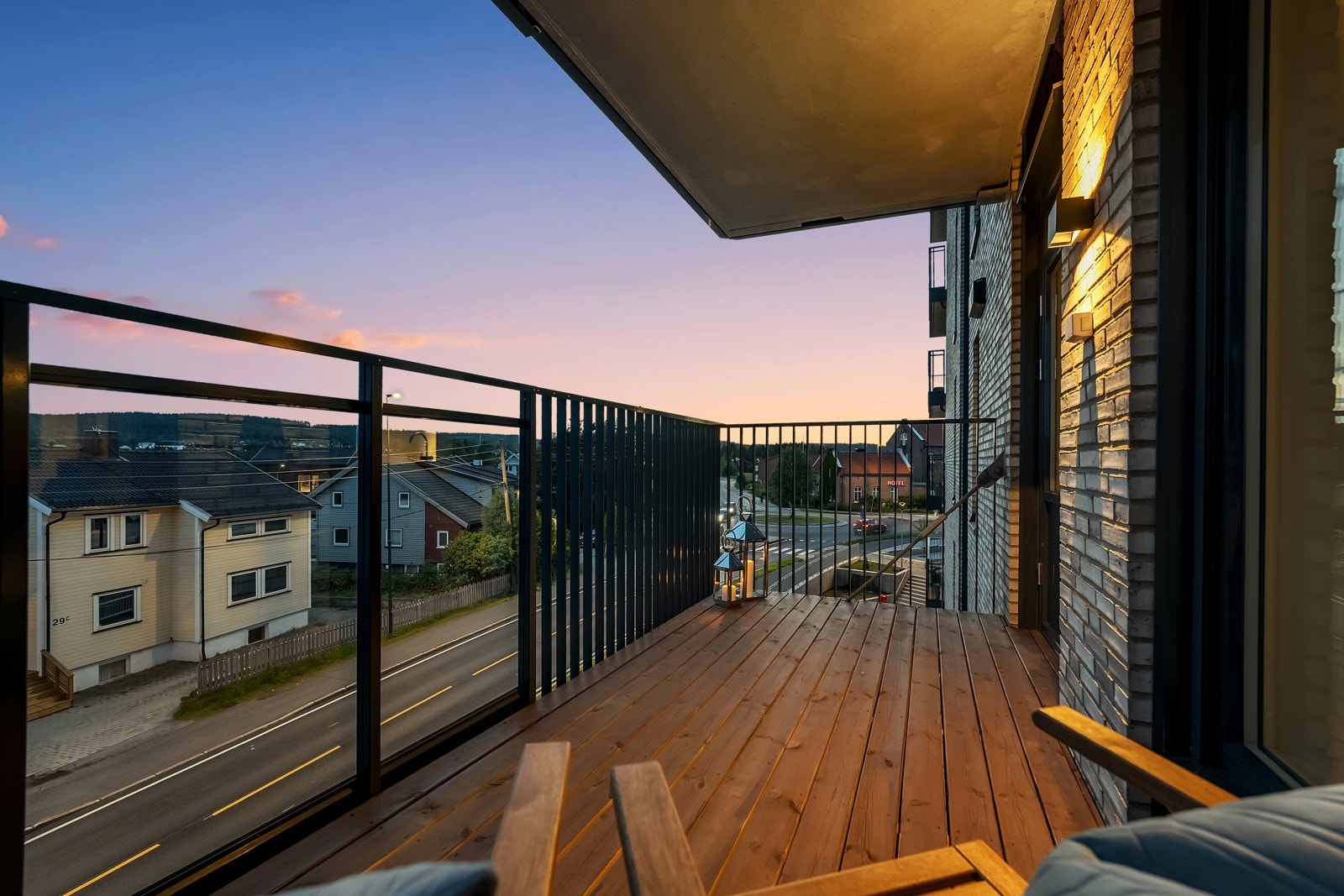 Den perfekte plassen til å trekke frisk luft og nyte pent vær og sene sommerkvelder. På verandaen mot veien er det sol fra ca. 11 til den går ned. Galleribilde