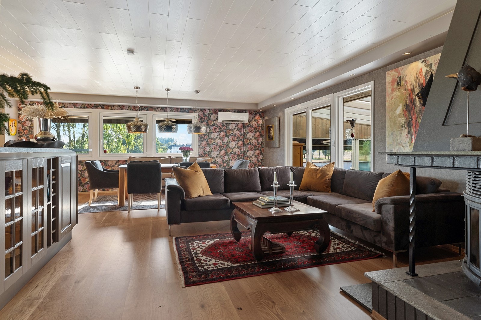 Velkommen inn i stue og kjøkken delen. Kjøkkenet til venstre, utgang til stor hagestue/vinterhage og terrassen til høyre i bilde Galleribilde