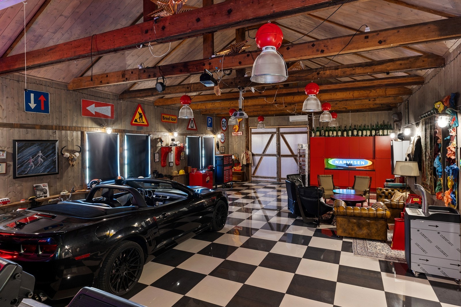 Den store garasjen kan også benyttes som selskapslokale.
Gøy på landet?. Galleribilde