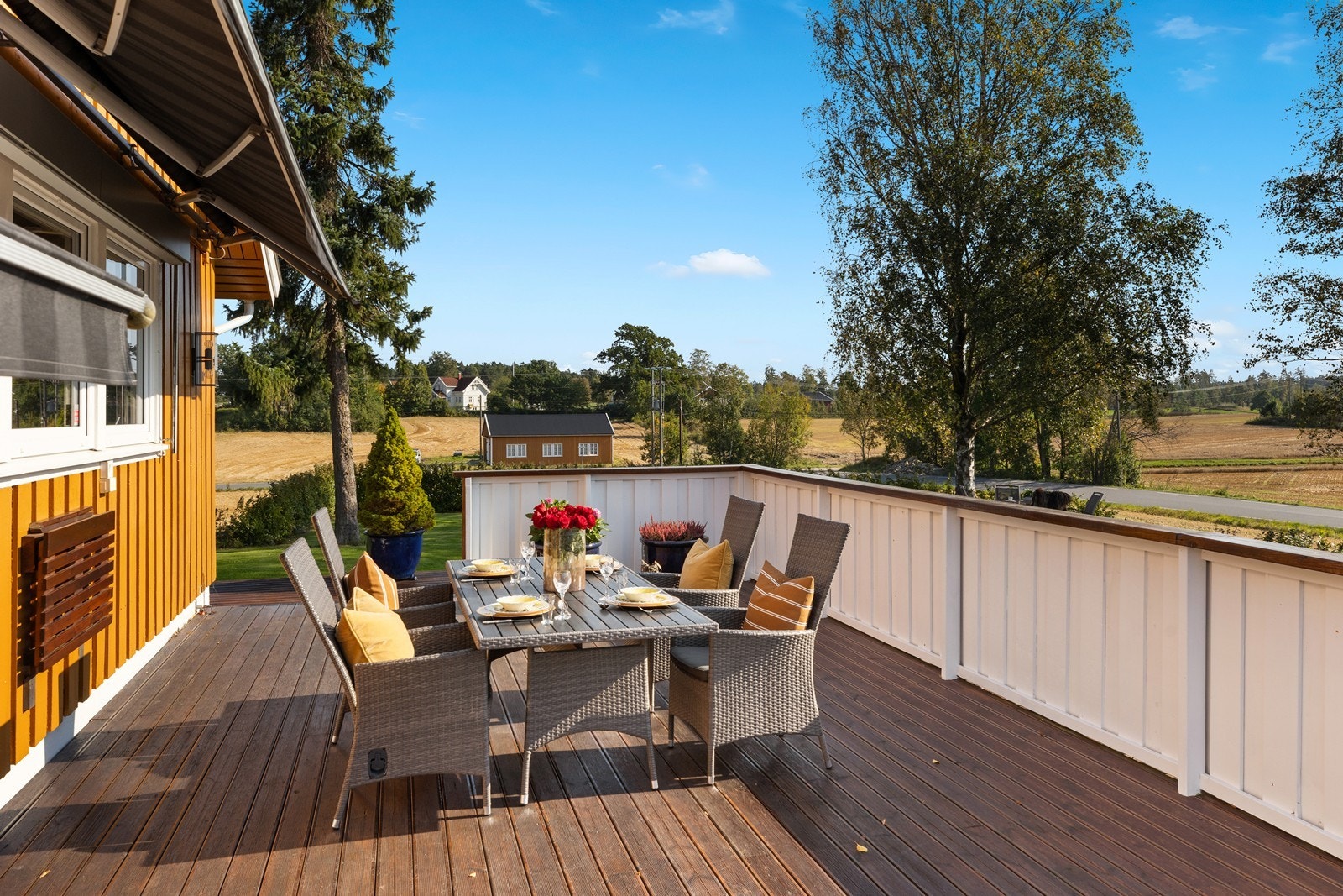 Det er ingen naboer tett på og tunet ligger på en liten høyde med utsyn over naturen. Vi ser her "låven" i bakgrunnen av bildet Galleribilde