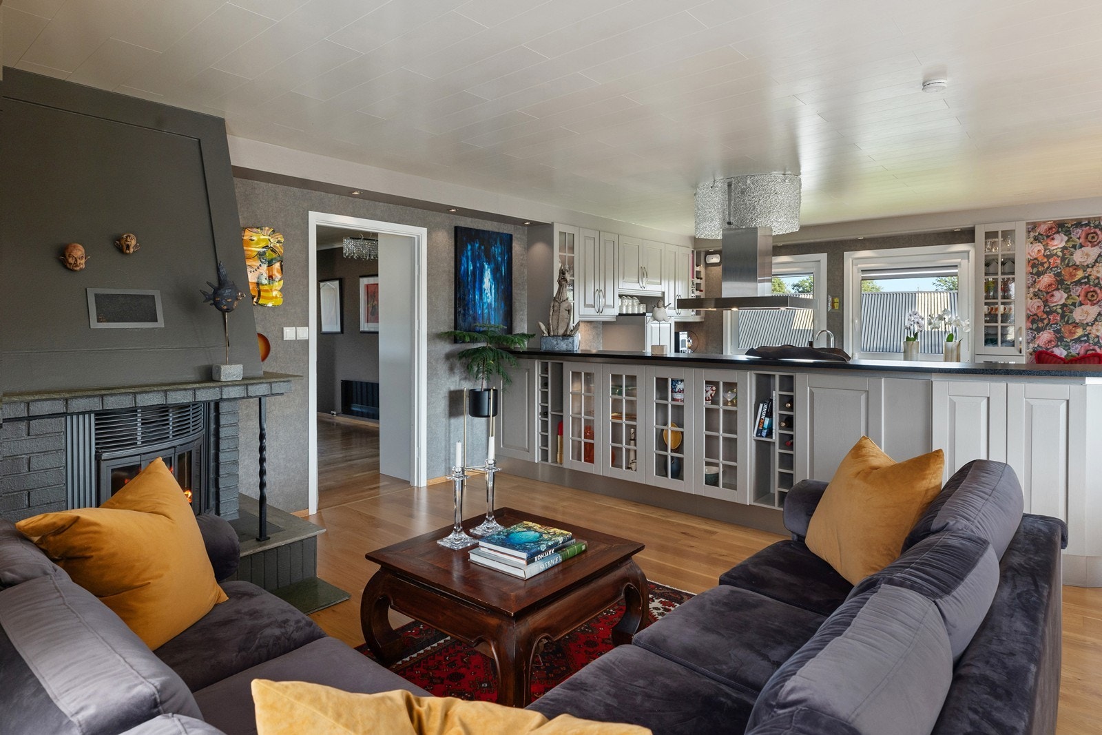 Åpen løsning inn mot kjøkkenet er akkurat slik man vil ha det for tiden. Sosialt for den som står på kjøkkenet og hyggelig for de som senere blir servert. Galleribilde