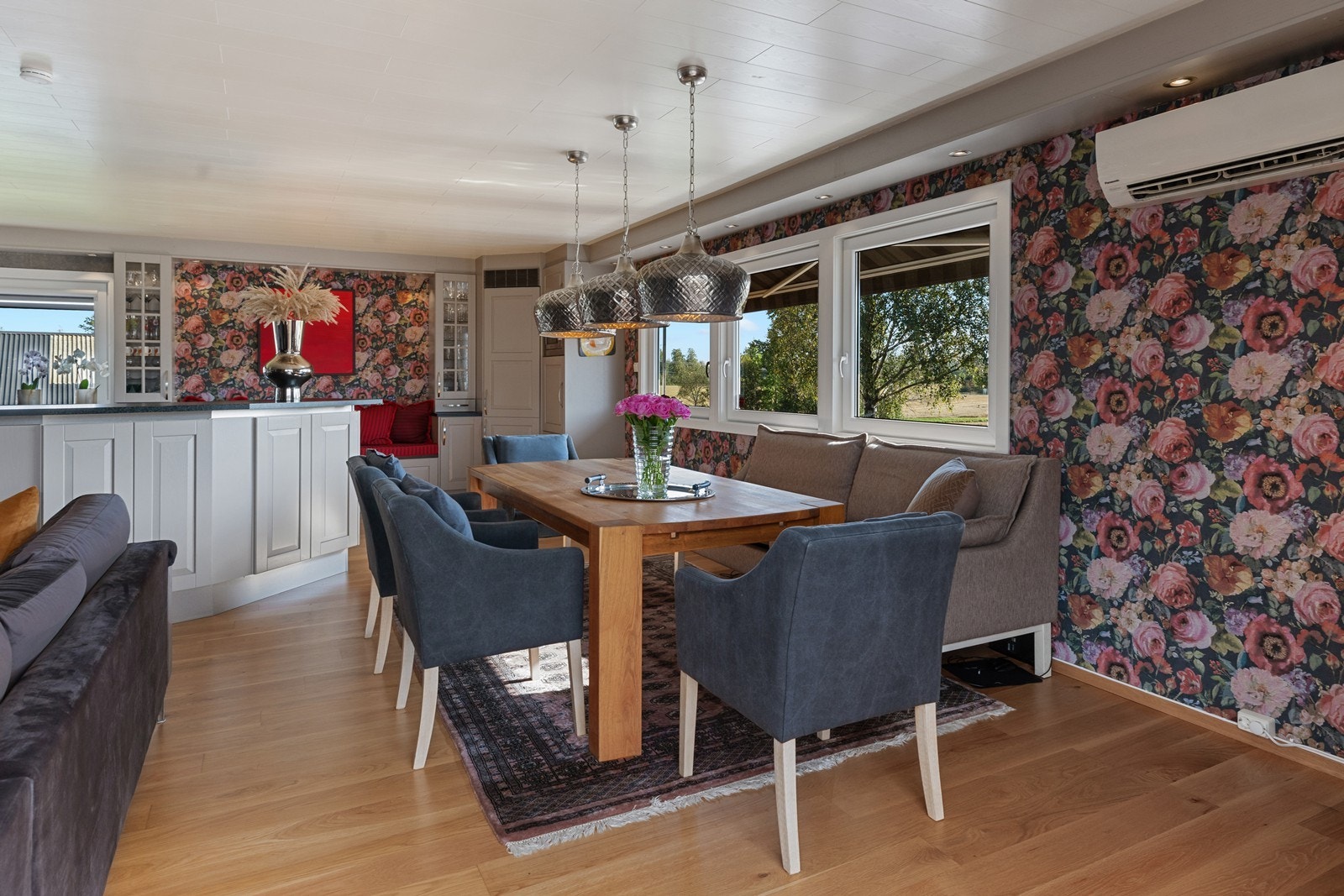 Stue/ kjøkkenarealet er såpass stort at det er god plass for spisestuen. Galleribilde