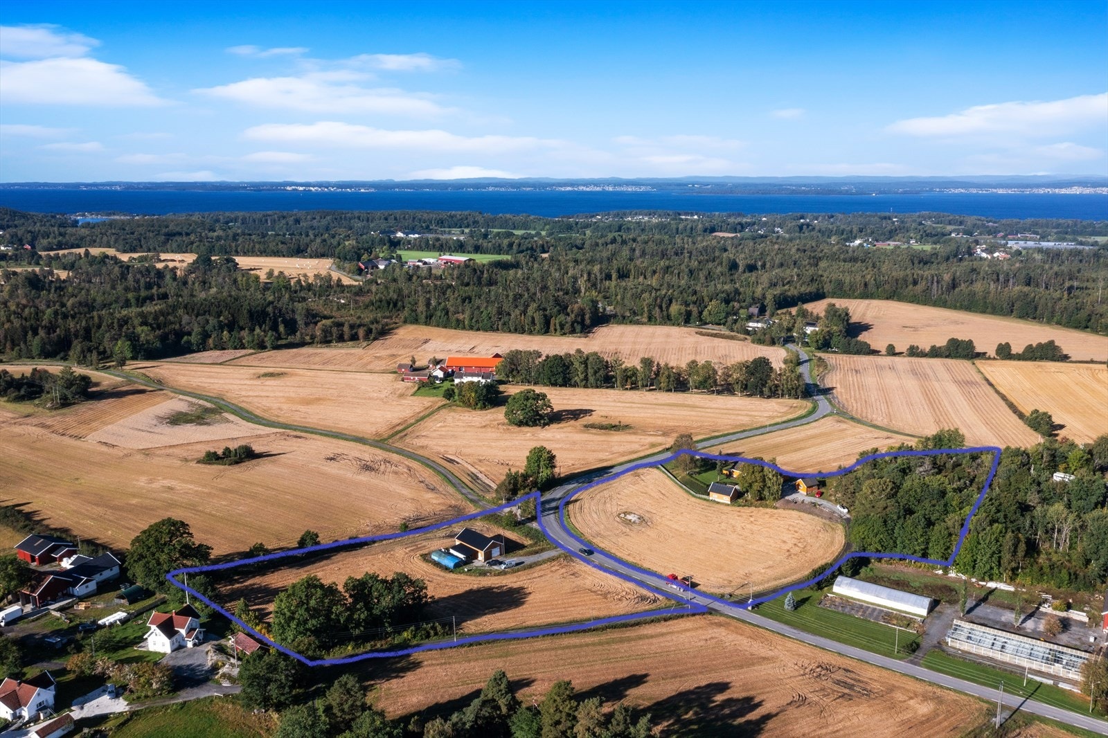 OMTRENTLIGE GRENSER PÅ NÆRLIGGENDE EIENDOM, SKOGEN SOM LIGGER LITT BORTEN FOR ER IKKE TEGNET INN..jpg Galleribilde