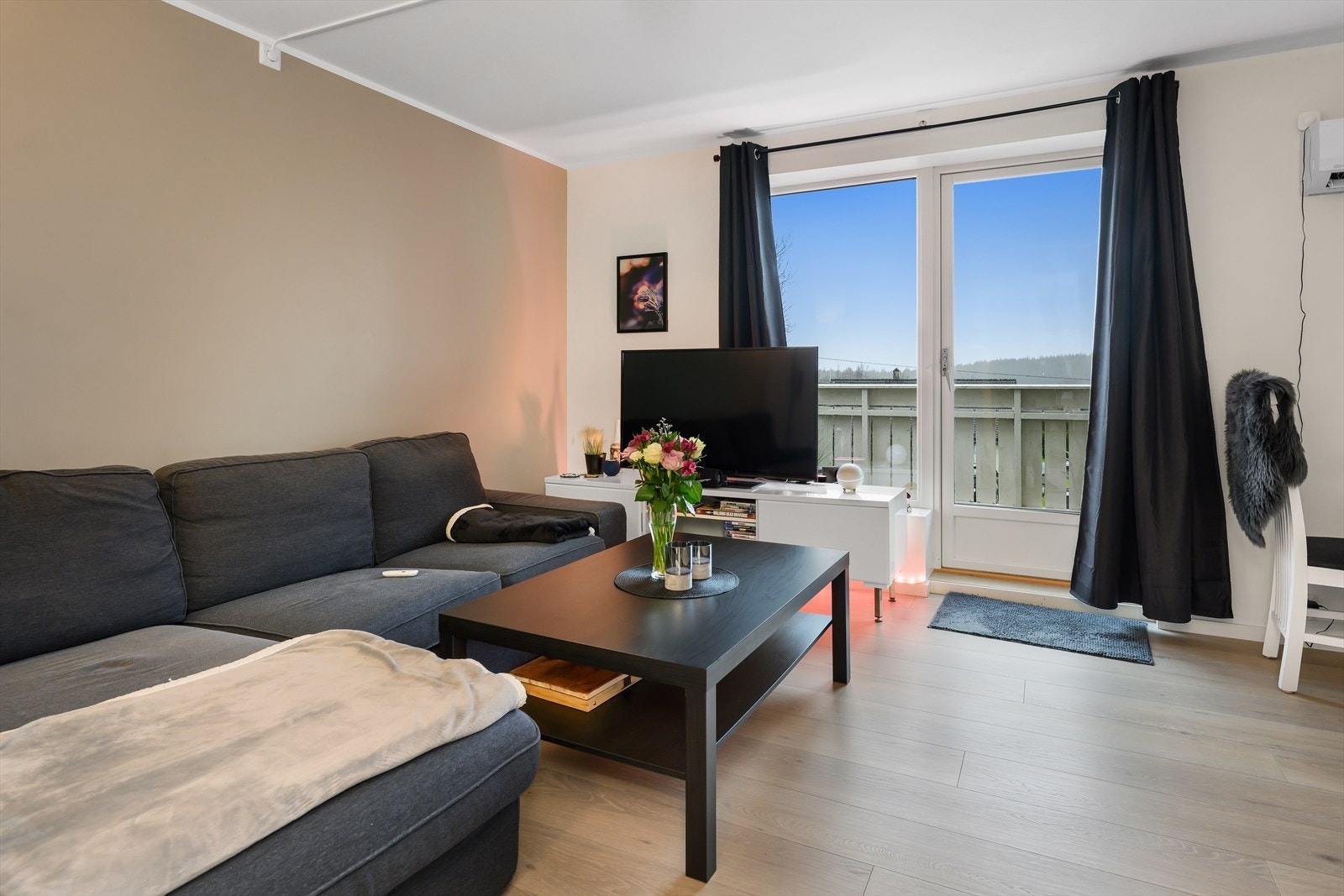 Fra stuen er det direkte utgang til balkong. Galleribilde